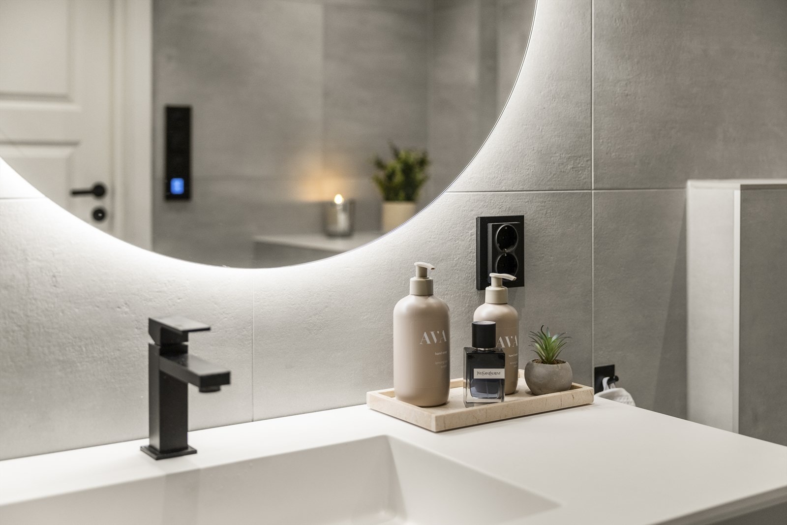 Badet har delikate detaljer, speil med LED-belysning og varmekabler i gulv. Galleribilde