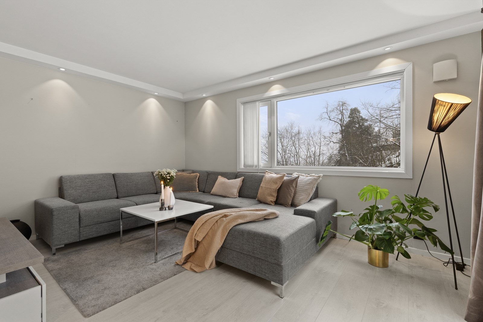 Leiligheten er malt i tidsriktige farger. Downlights i himling som skaper en lun atmosfære. Vinduer fra 2021. Galleribilde