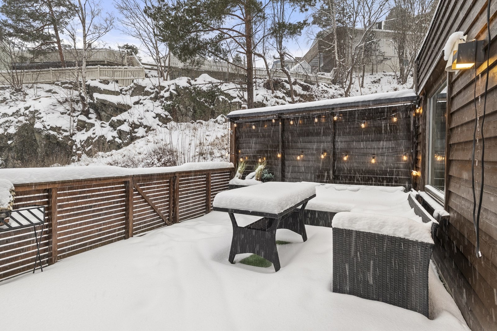 Romslig og usjenert terrasse med god plass til utemøblement. Galleribilde