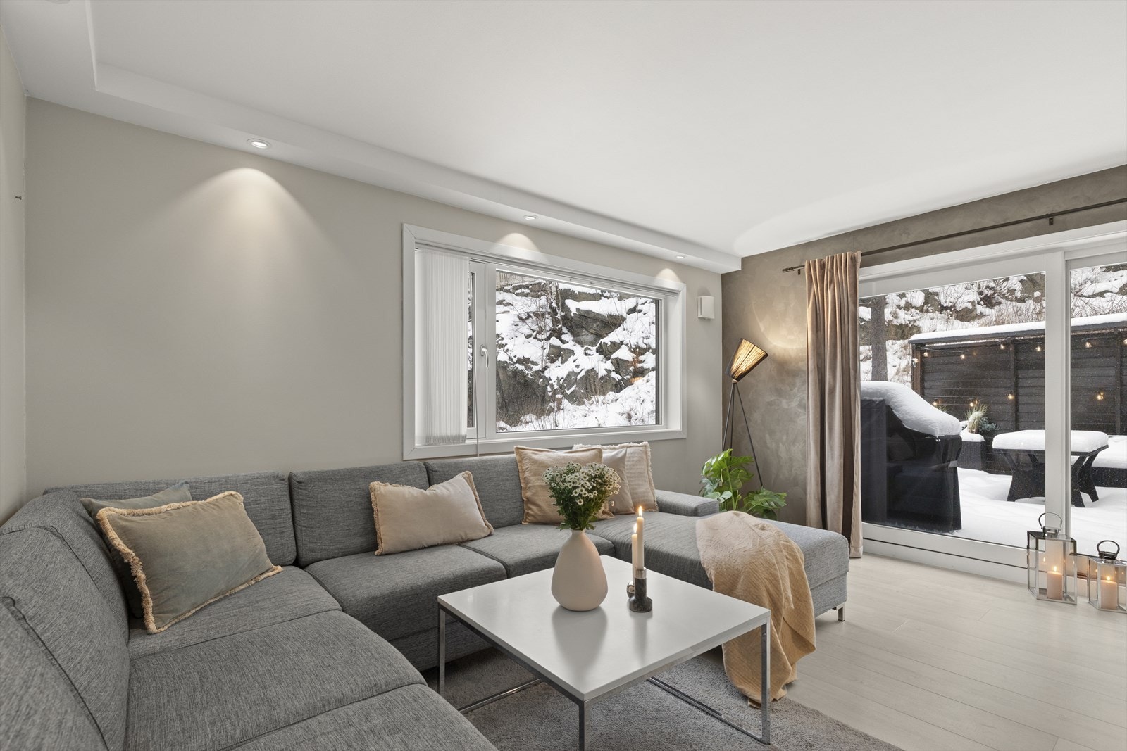 Stue av god størrelse med plass til flere sittegrupper. Galleribilde