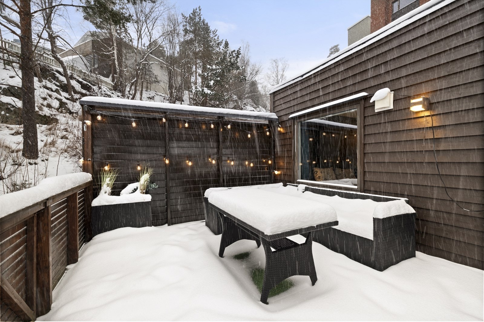 Terrassen har gode solforhold og fungerer som en fin forlengelse av stuen. Galleribilde