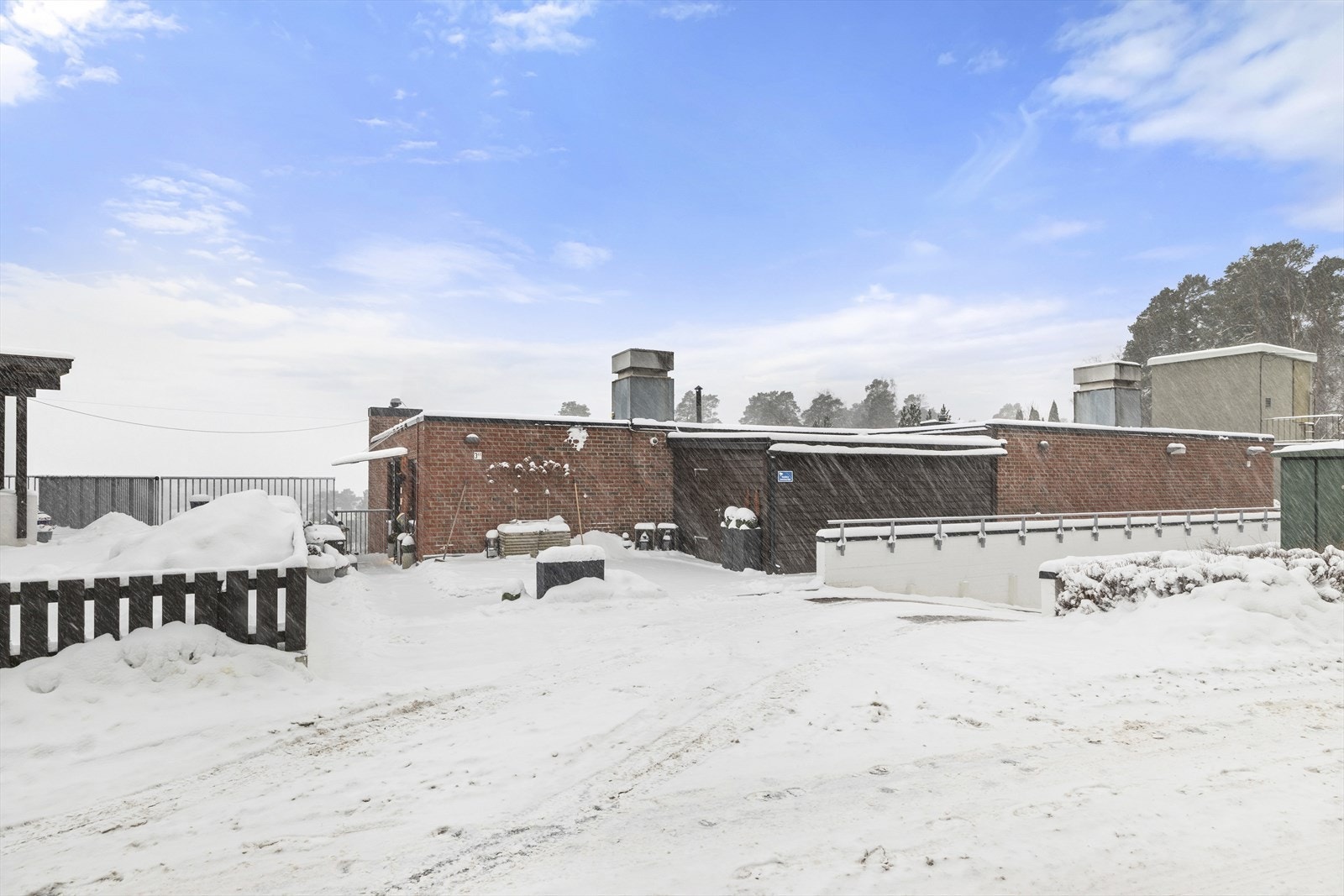 Leiligheten ligger i naturskjønne omgivelser i Knud Øyens vei 3 G. Barnevennlig og skjermet beliggenhet. Galleribilde