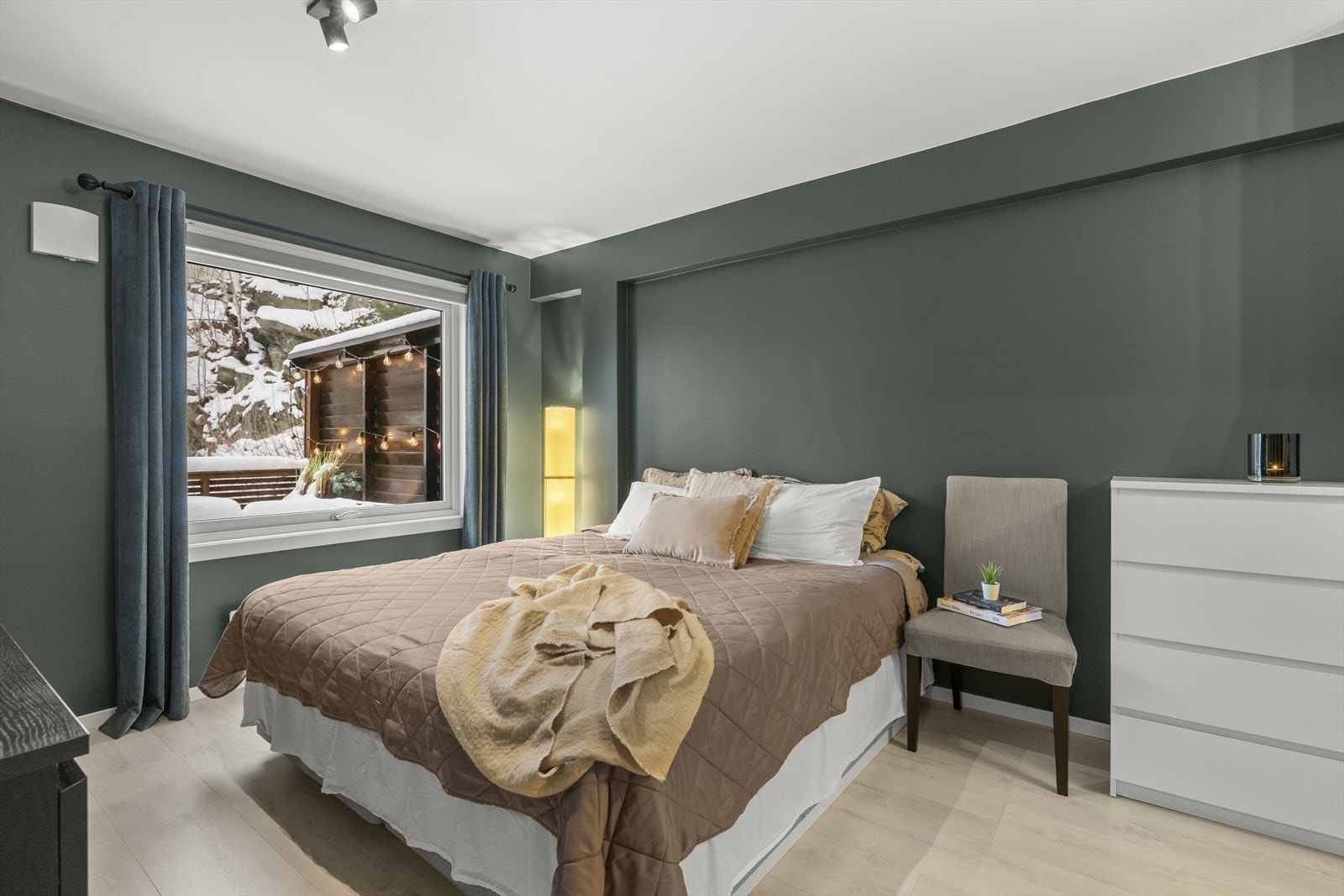 Hovedsoverommet | Her er det god plass til dobbeltseng med tilhørende nattbord. Galleribilde