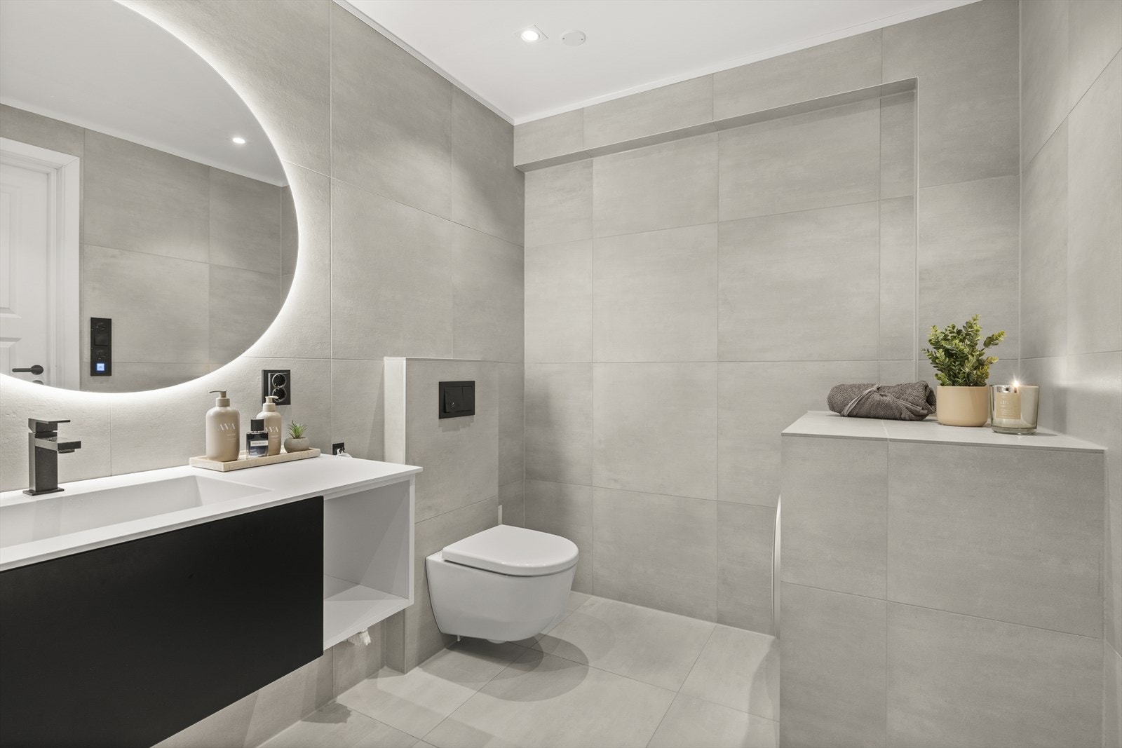 Baderrommet | Delikat og romslig bad med lekre detaljer og eksklusive matieralvalg. Galleribilde