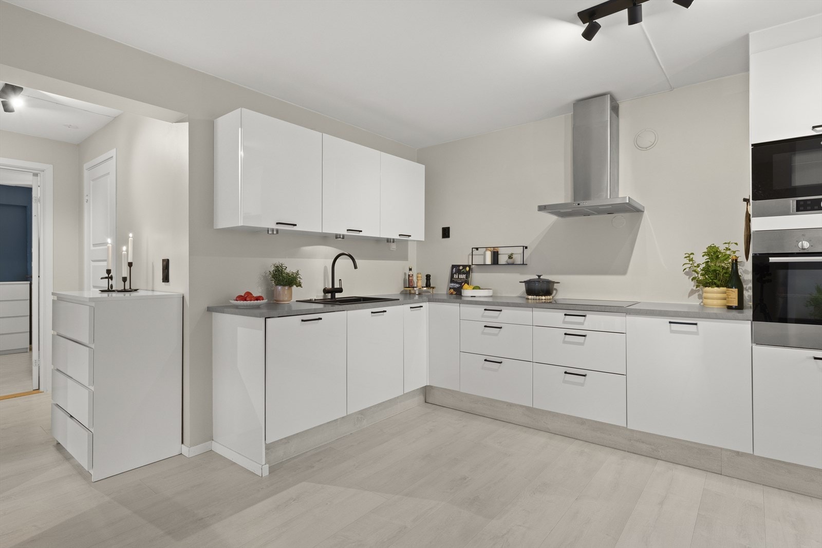 Strøkent HTH kjøkken med integrerte hvitevarer som platetopp, kum, ettgreps blandebatteri, kjøl/fryseskap, komfyr, mikrobølgeovn og oppvaskmaskin. Galleribilde