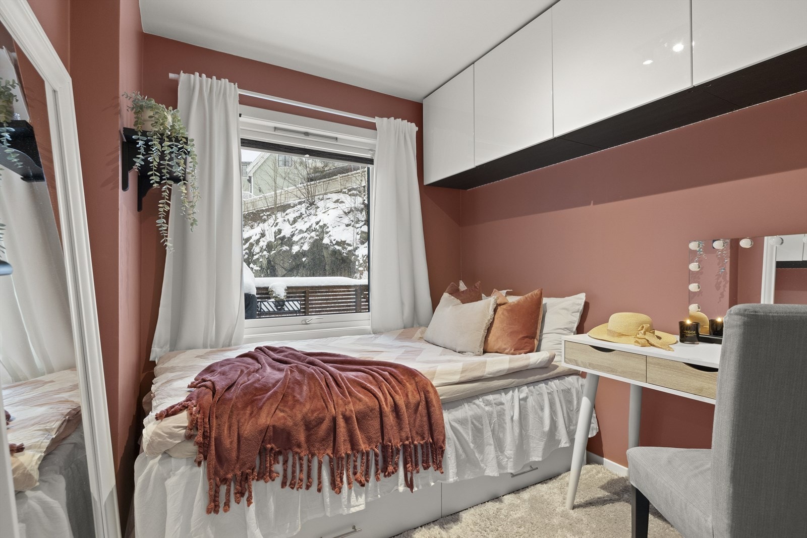 Soverom II | Et hyggelig soverom med plass til både pult, seng (dobbeltseng) og garderobeskap Galleribilde