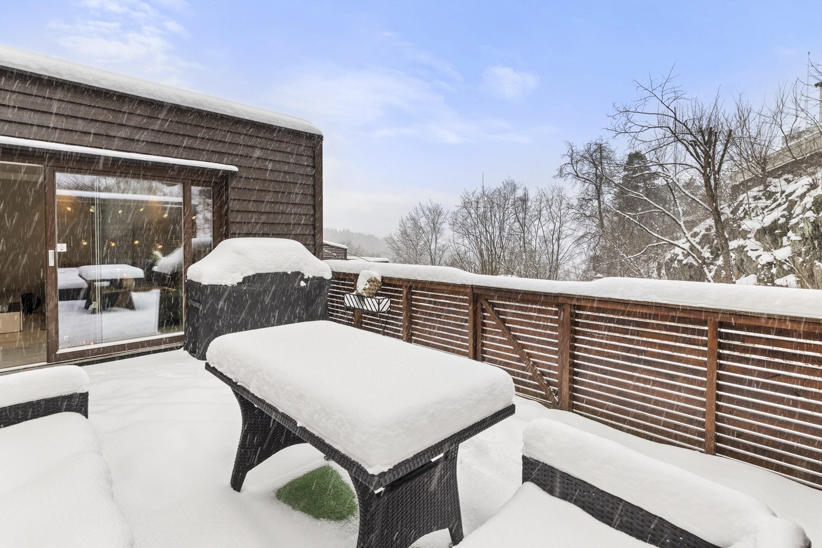 Hyggelig utsyn fra terrassen. Terrassen har optimale solforhold og er godt skjermet fra vind. Galleribilde