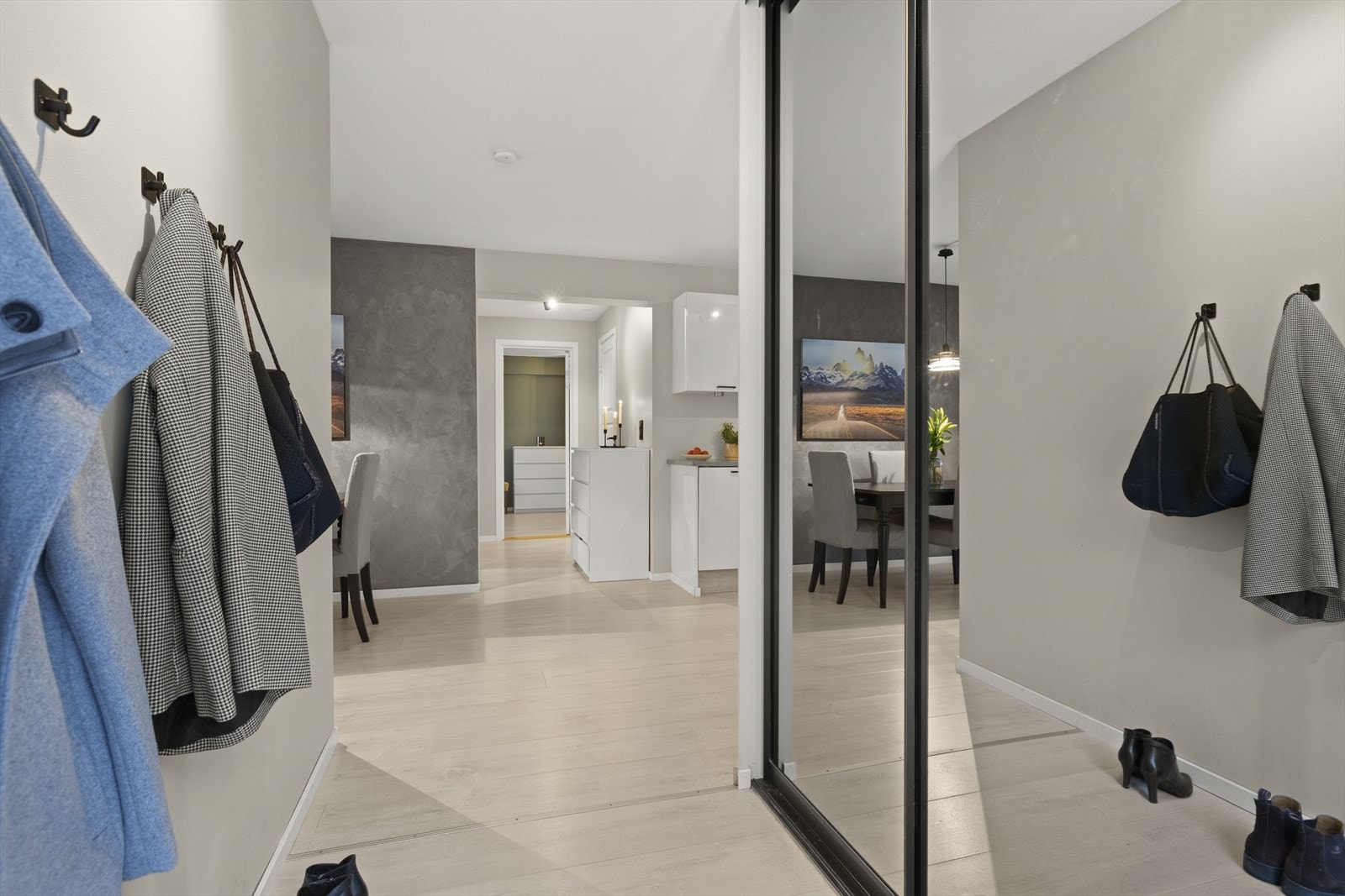 Lys og innbydende entré som gir et godt førsteinntrykk av boligen. Det er varmekabler på gulv i entrè Galleribilde