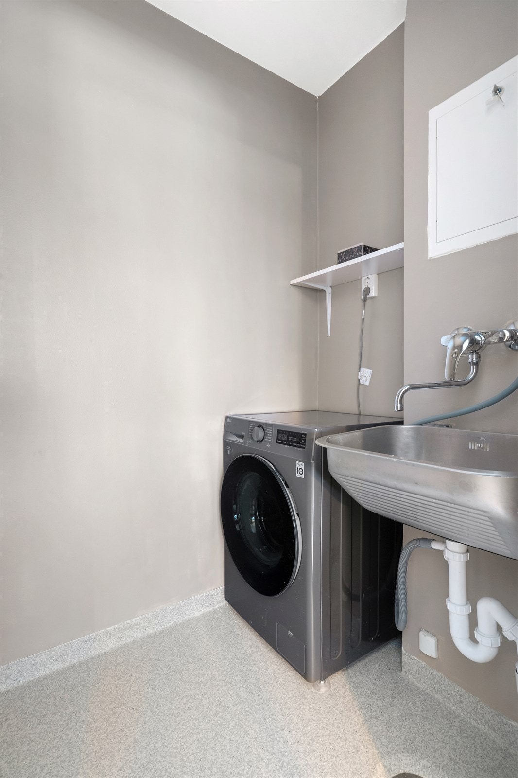 Eget vaskerom pusset opp i regi av borettslaget i perioden 2013 til 2015. Vaskerom er utstyrt med stålkum og opplegg for vaskemaskin. Det er belegg på gulv og malte plater på vegger, samt malt betong i tak. Veggflater er malt av selger. Galleribilde