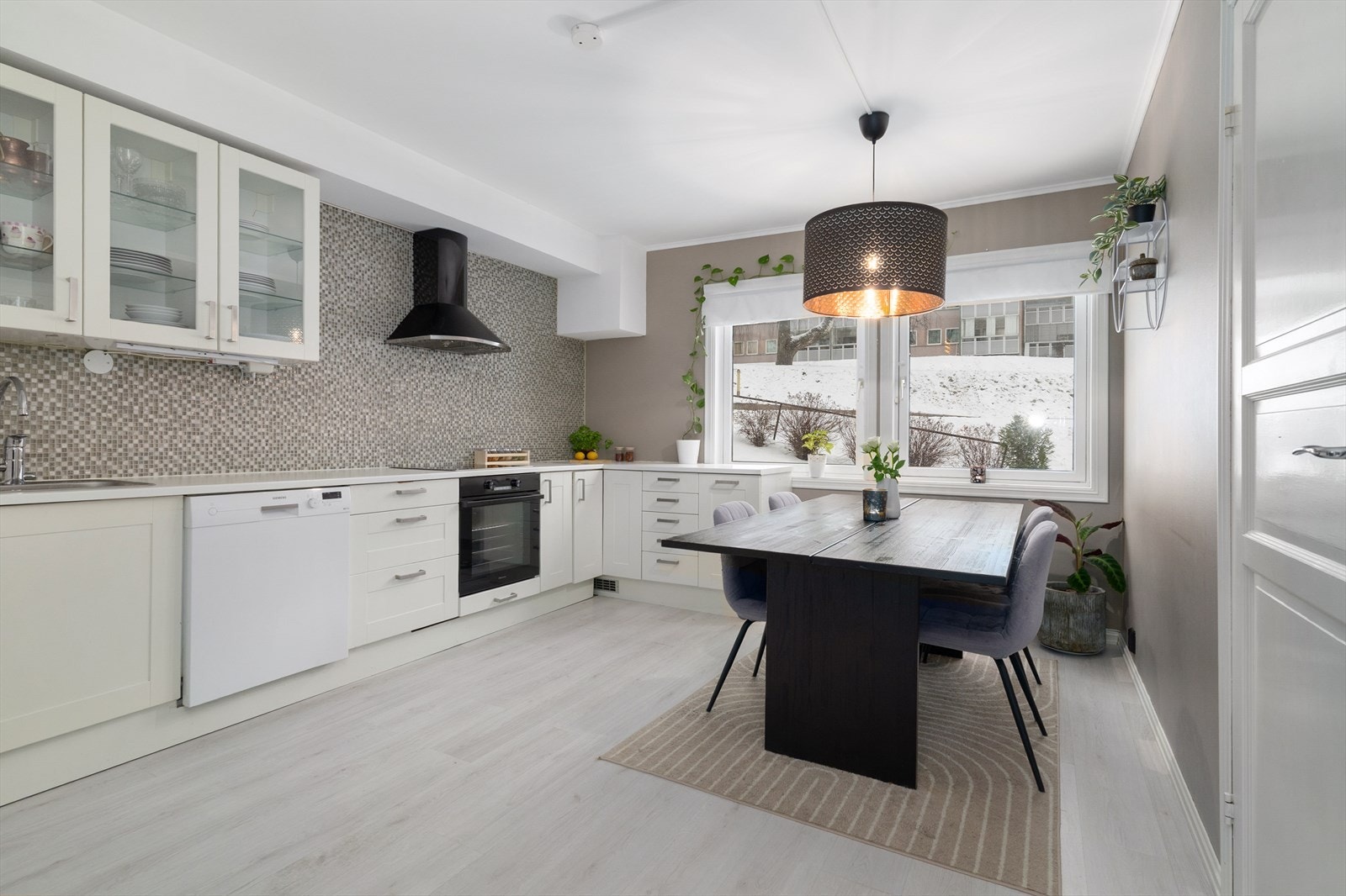 Godt med skapplass og profilerte fronter med håndtak. Selger opplyser om ny, integrert stekeovn og platetopp for ca. 3 år siden. Avsatt plass til frittstående kjøleskap og oppvaskmaskin. Ventilator med utlufting via yttervegg. Galleribilde