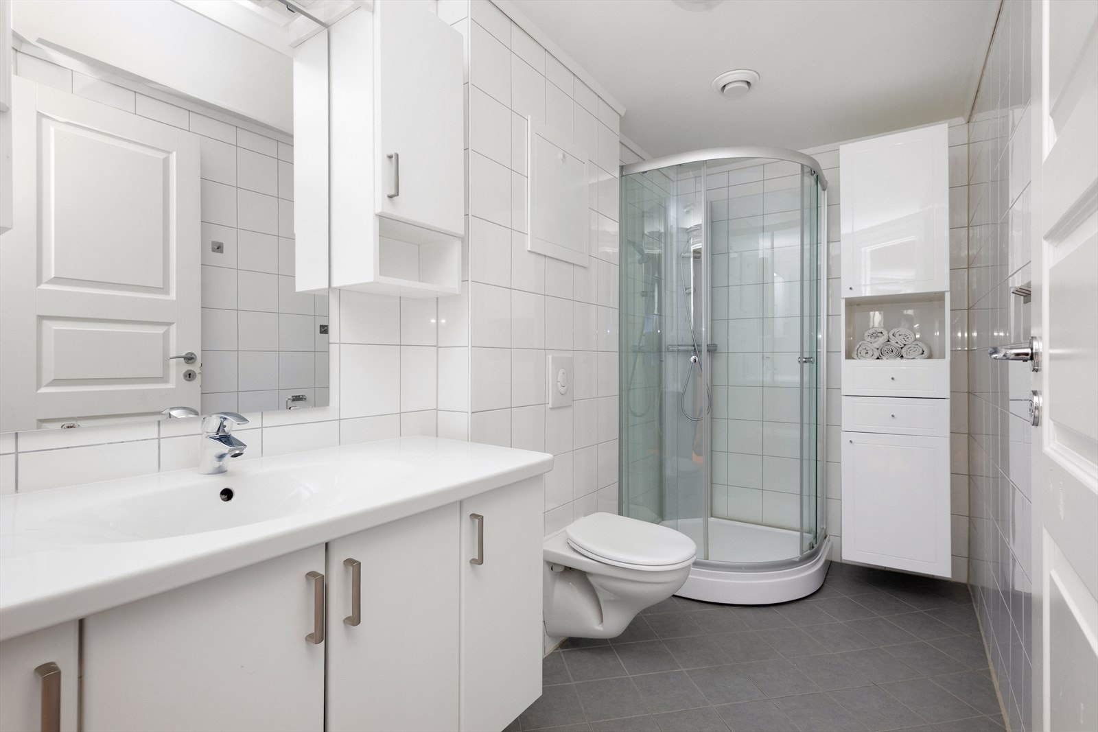 Pent, flislagt bad pusset opp i regi av borettslaget i perioden 2013 til 2015. Det foreligger ferdigattest for rehabilitering av våtrom. Badet har varmekabler i gulv, vegghengt toalett og dusjkabinett. Romslig servantskap med heldekkende servant. Galleribilde