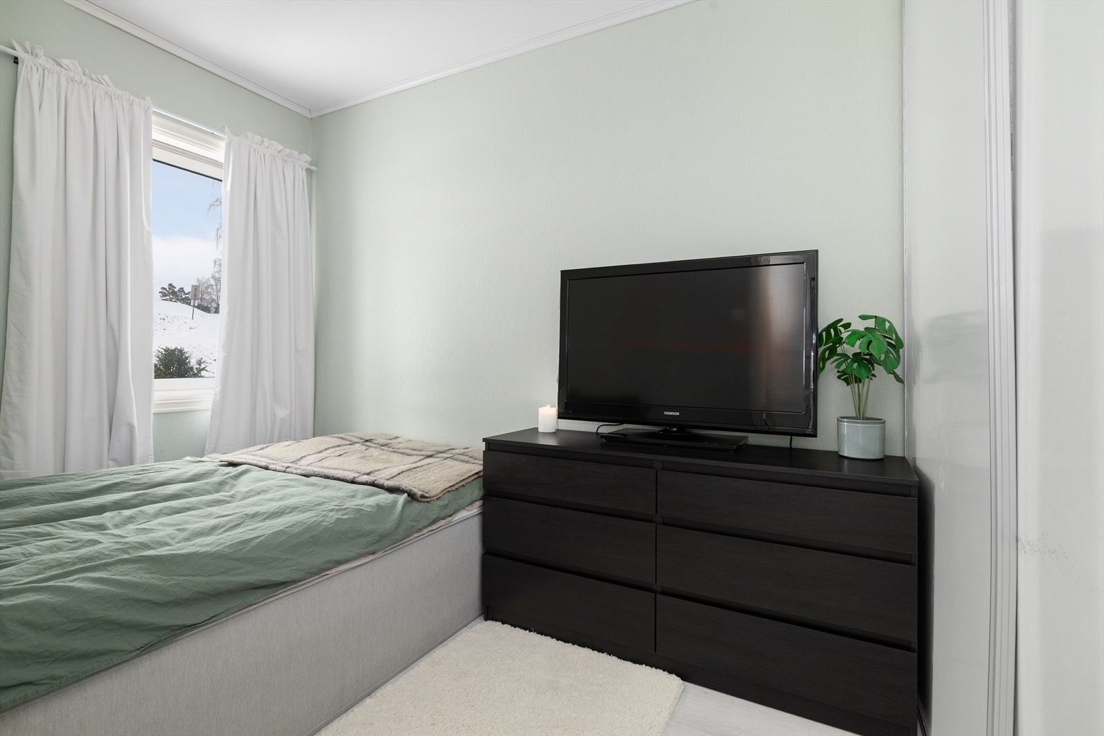 Leiligheten har to soverom. Soverommene er romslige, med lyse overflater og fin plass til soveromsmøblement. De to soverommene er også utstyrt med praktisk skyvedørsgarderobe for klesoppbevaring. Galleribilde