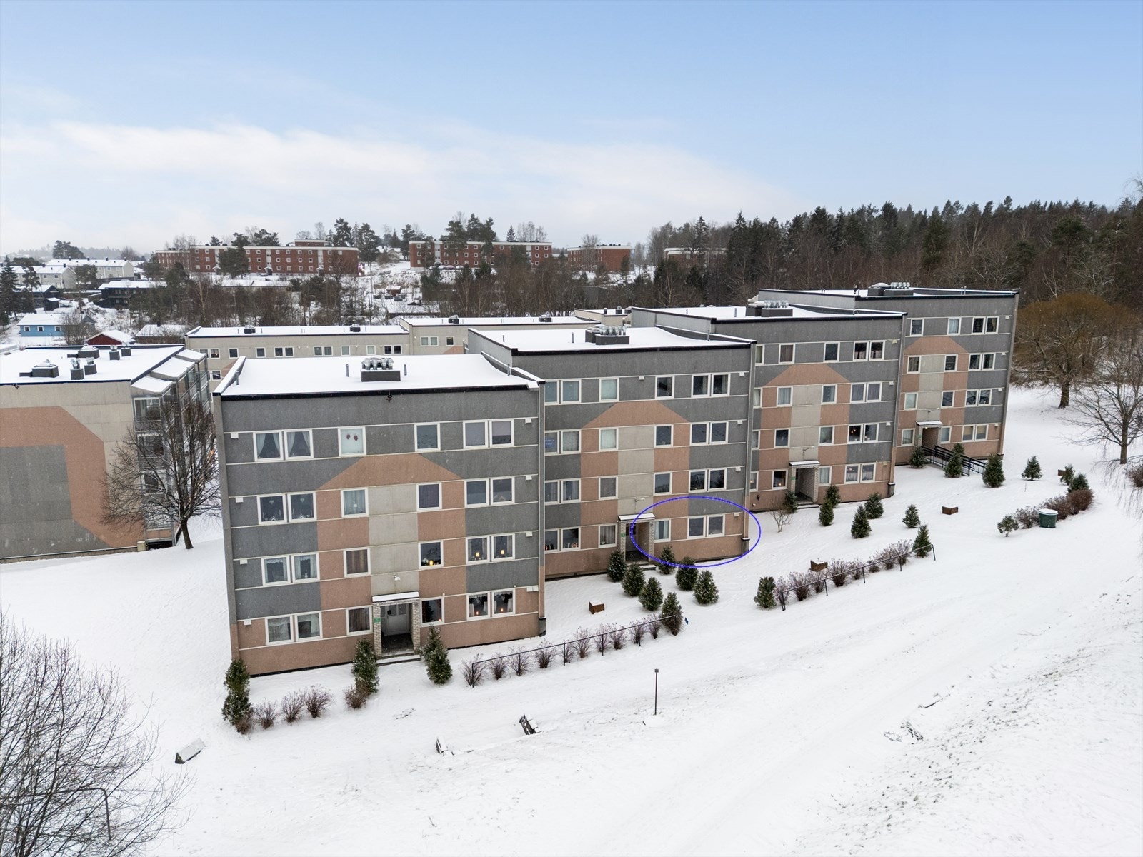 Området er barnevennlig og borettslaget byr på hyggelige fellesarealer. Ingen gjennomgangstrafikk. Nærhet til dagligvareforretninger, barnehager og skoler, samt idrettsanlegg, fine turområder og gode bussforbindelser. Galleribilde
