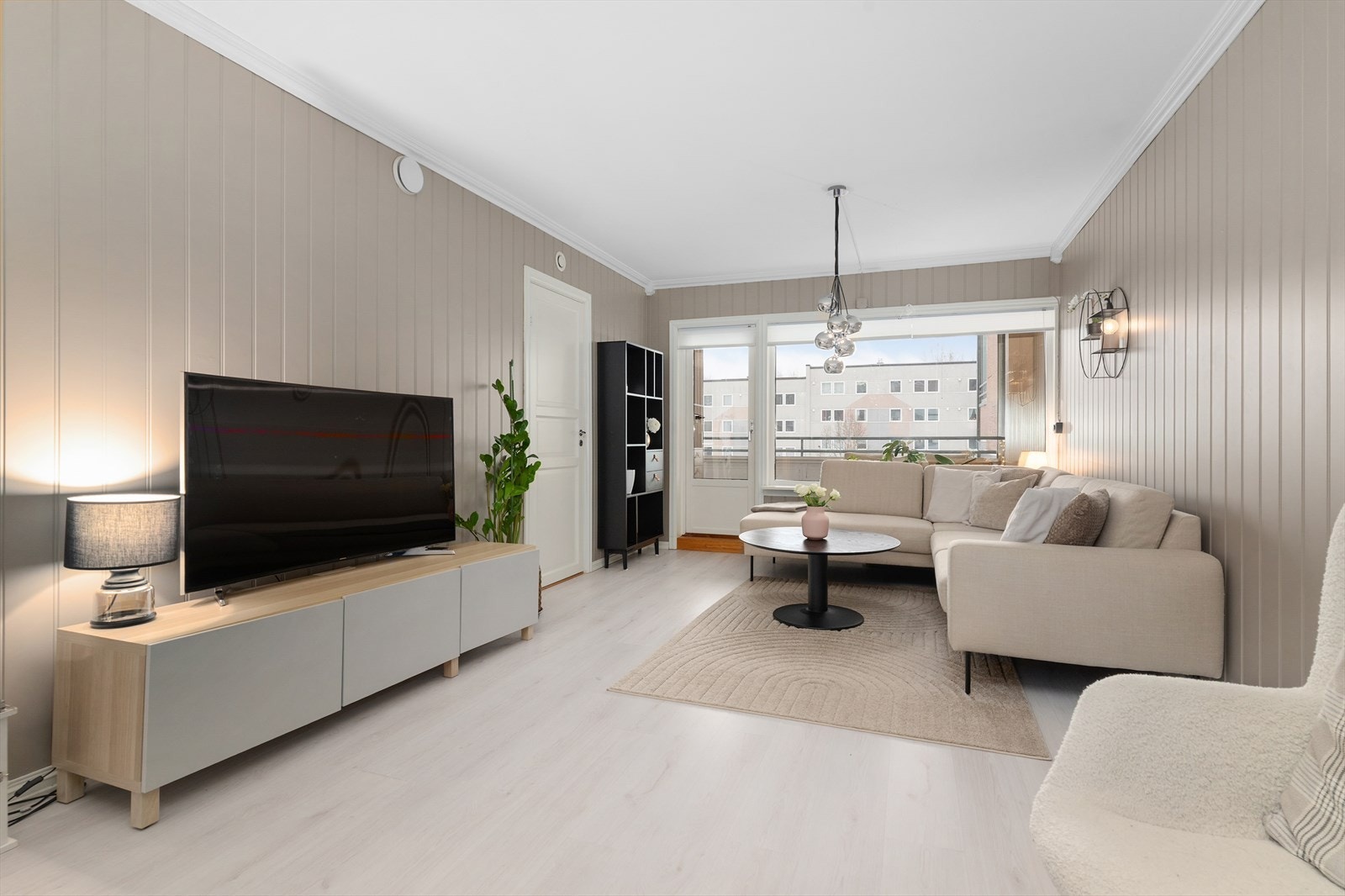 Leiligheten er gjennomgående og ligger fint til i 1. etasje, hvor balkongen blir liggende med god overhøyde pga. terrenget. Galleribilde