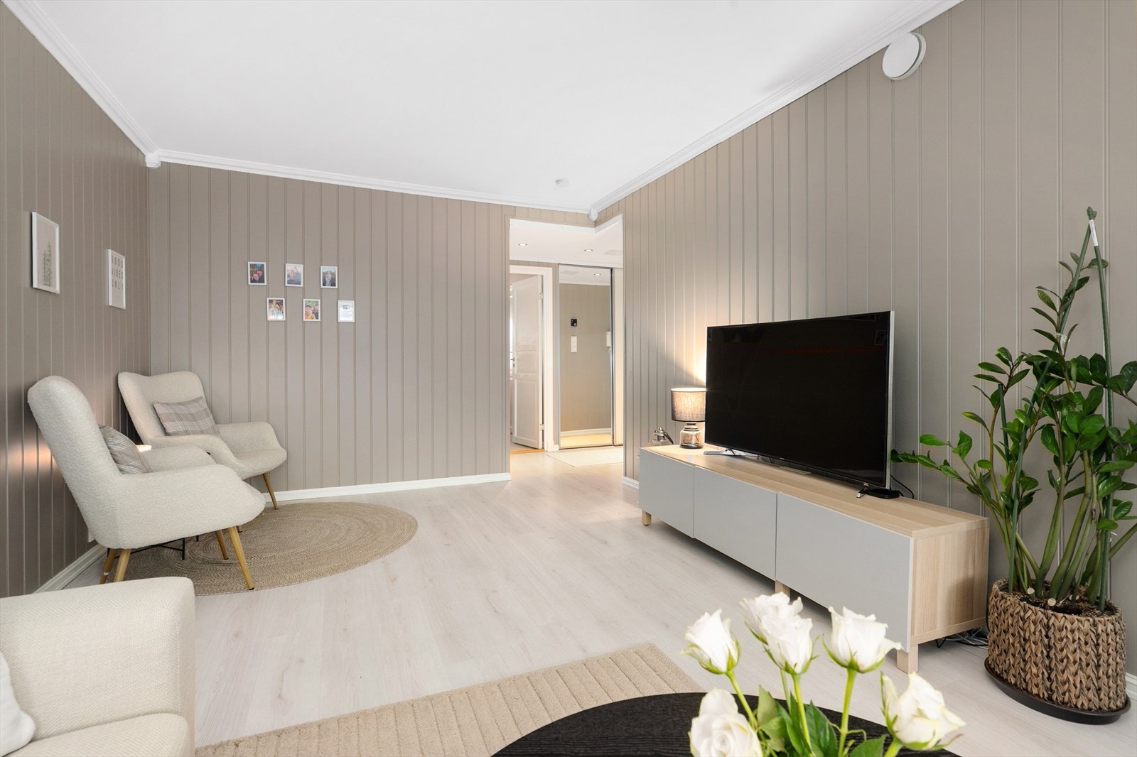 Stuen er lys og romslig. Galleribilde