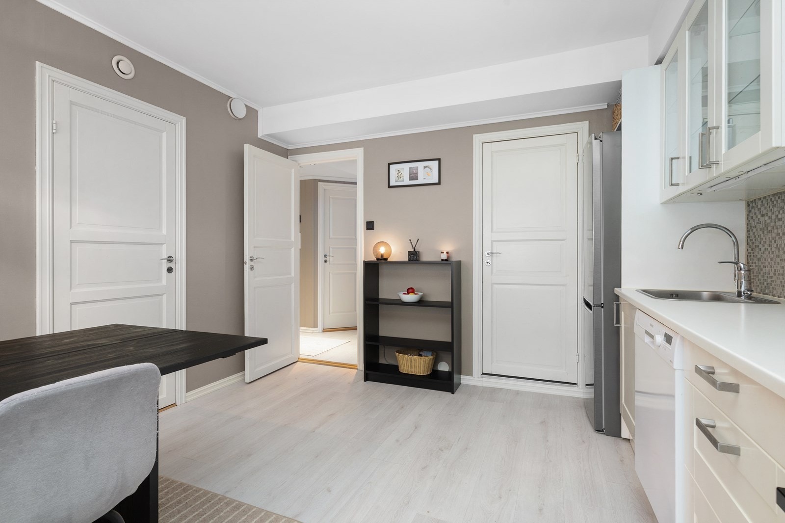 Selger opplyser at det er skifter motor til ventilator for ca. 1 år siden. Opplegg for vannstoppersystem under kjøkkenbenk. Bygningssakkyndige opplyser at eier selv har festet føler under sokkel og satt systemet i drift. Galleribilde