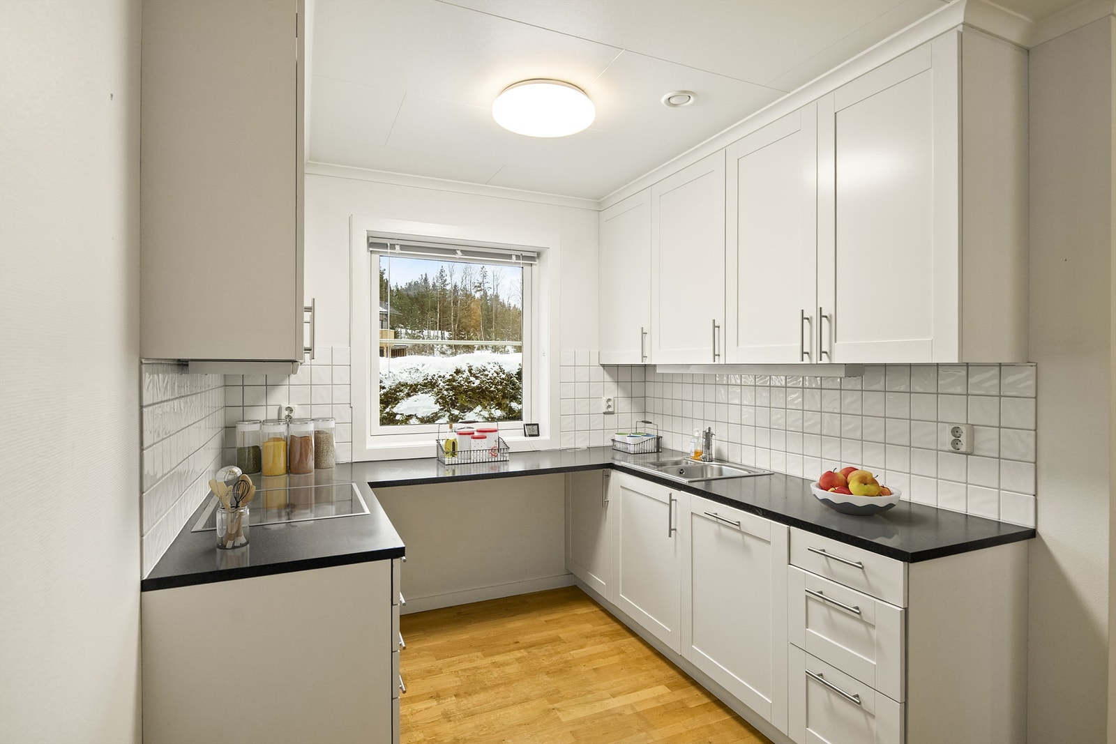 Her er det rikelig med benkeplass, samt fin utsikt mot gårdsplass Galleribilde