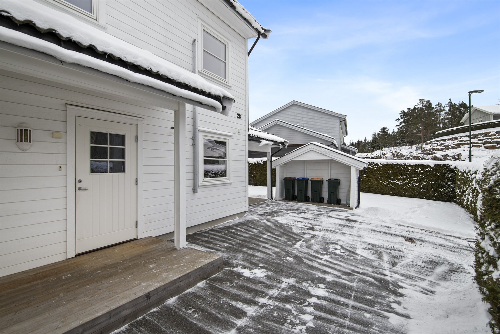 Det er gode parkeringsmuligheter på asfaltert gårdsplass, samt carport Galleribilde