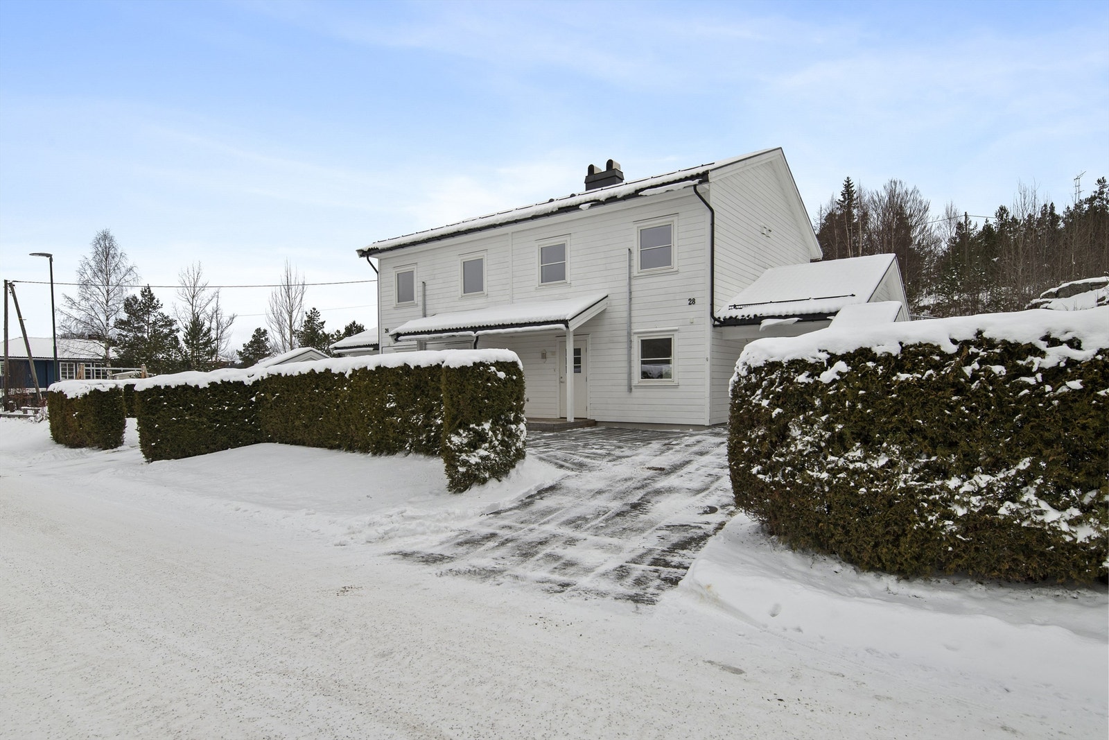Pen og velholdt tomannsbolig fra 2010 i populært område - barnevennlig i blindvei - idyllisk og landlig - carport Galleribilde