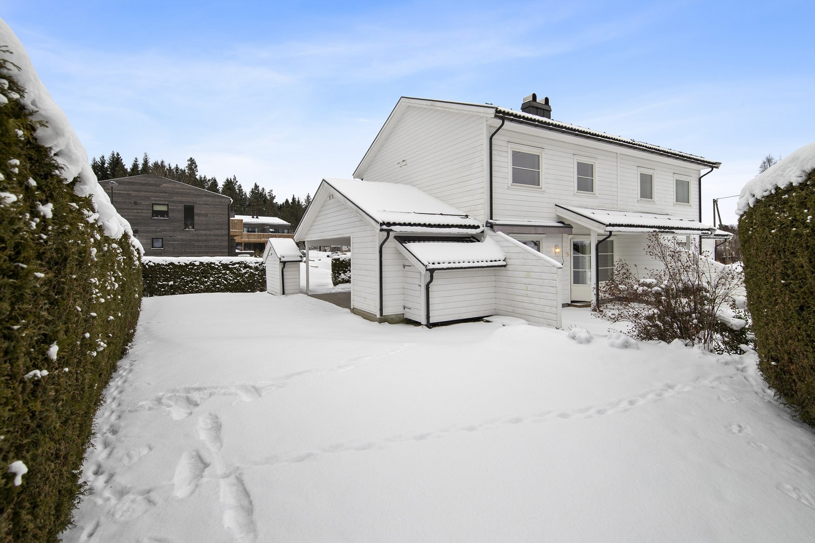 Rismyrveien 28 ligger i en stille og rolig gate/blindvei med lite trafikk og støy, og det ligger få boliger i denne gaten Galleribilde