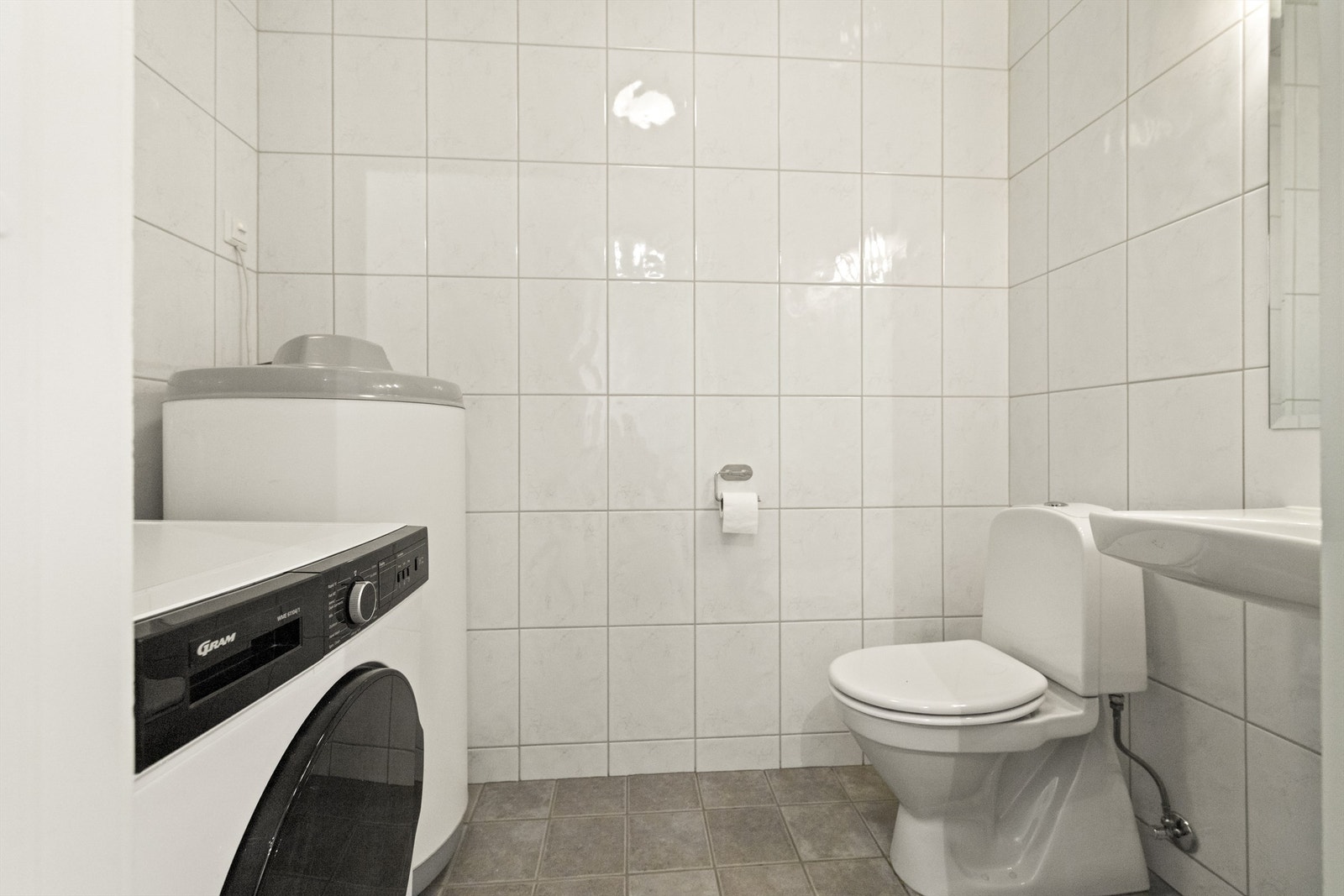 Wc kombinert med vaskerom i 1.etasje Galleribilde