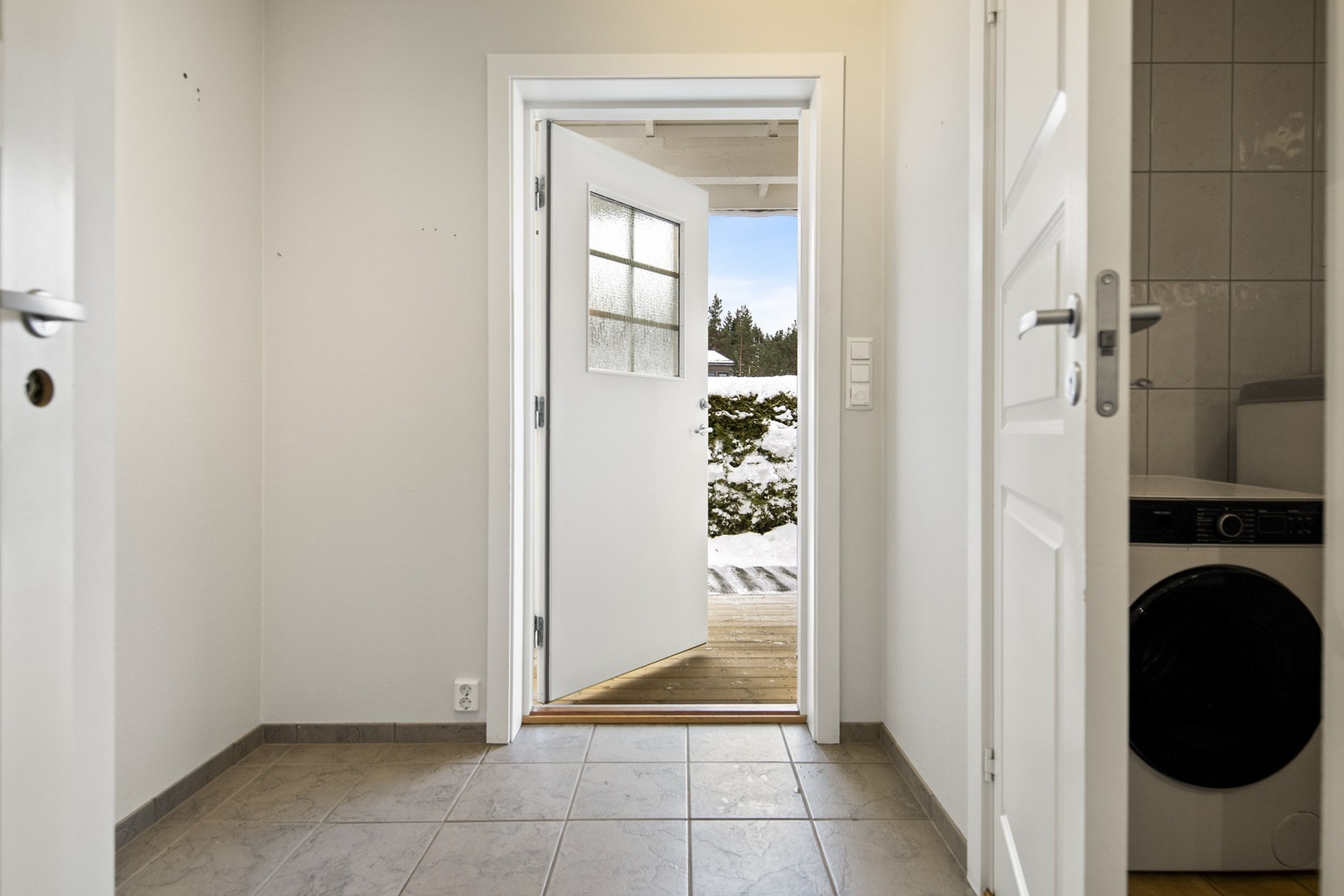 Flislagt gang med varme i flislagt gulv Galleribilde