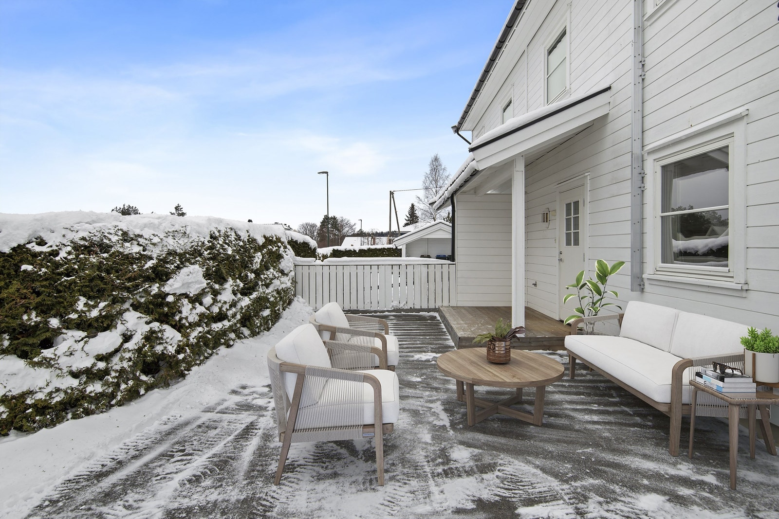 Boligen har fine utearealer på begge sider, og på forsiden av boligen kan morgensolen nytes Galleribilde