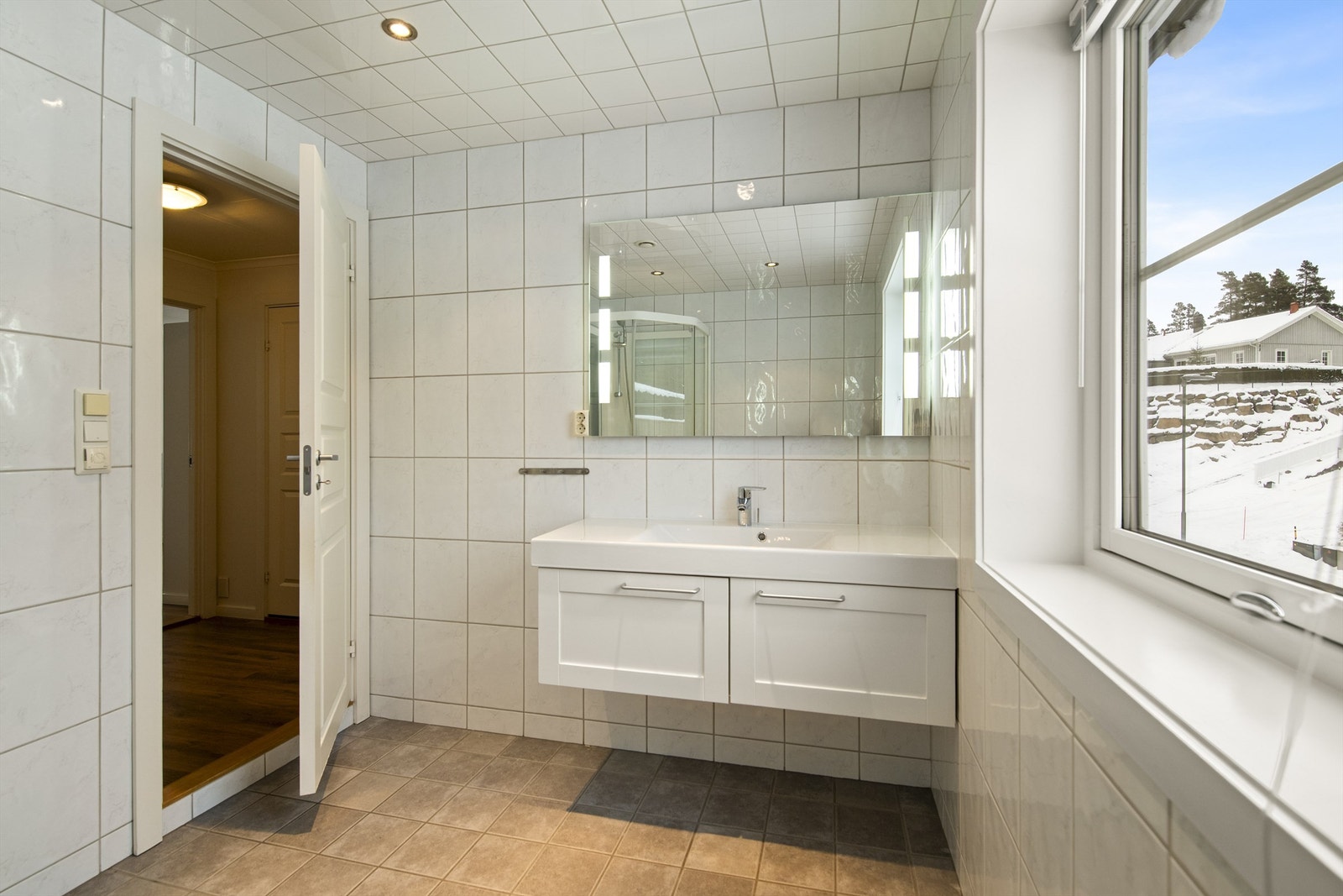 Romslig bad/wc - Her er det også plass til et stellebord Galleribilde