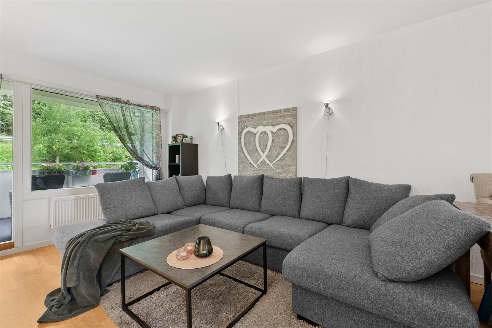 Fra stuen er det utgang til balkong. Galleribilde