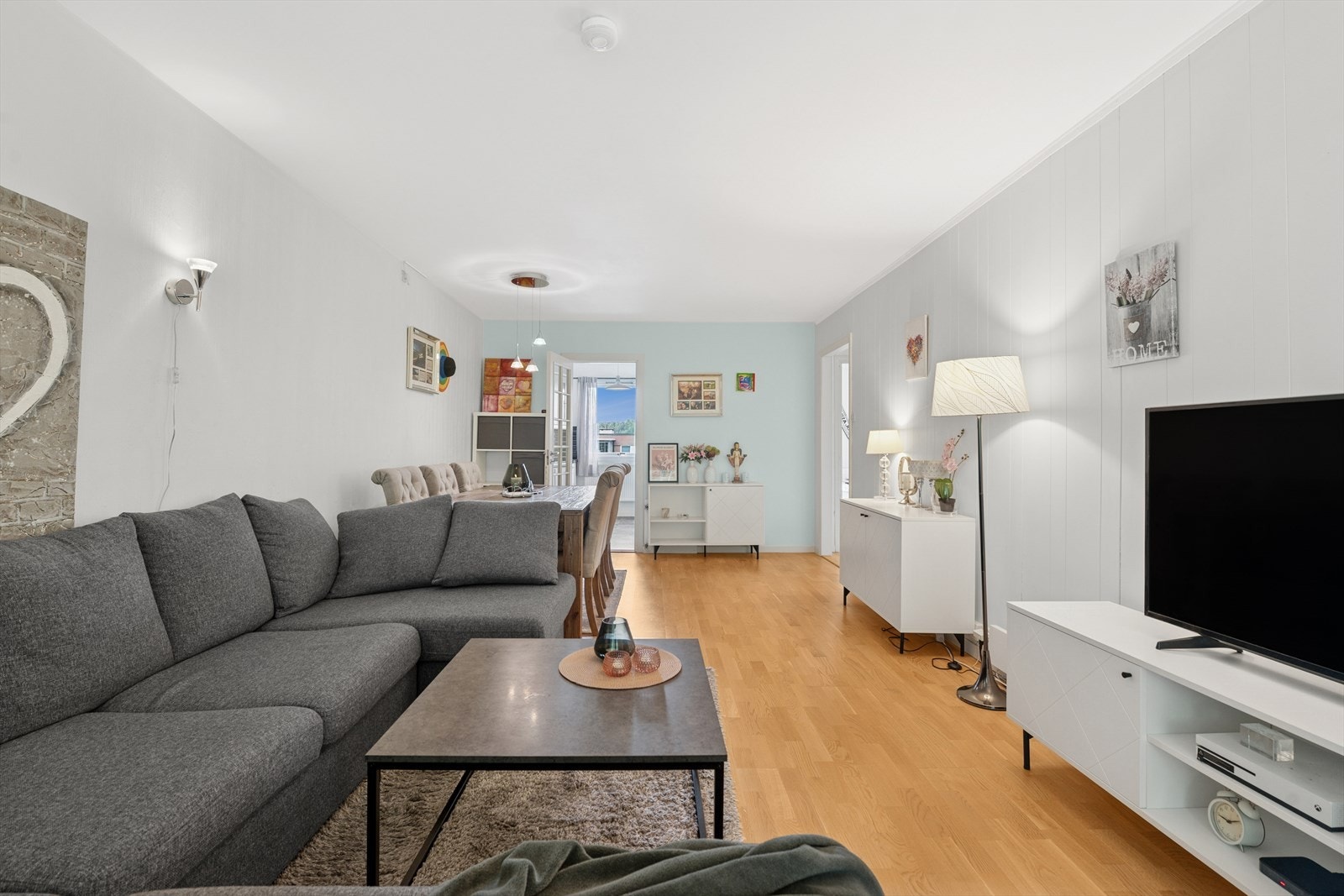 Rommets utforming byr opp til sosiale sammenkomster og rolig avslapping. Galleribilde