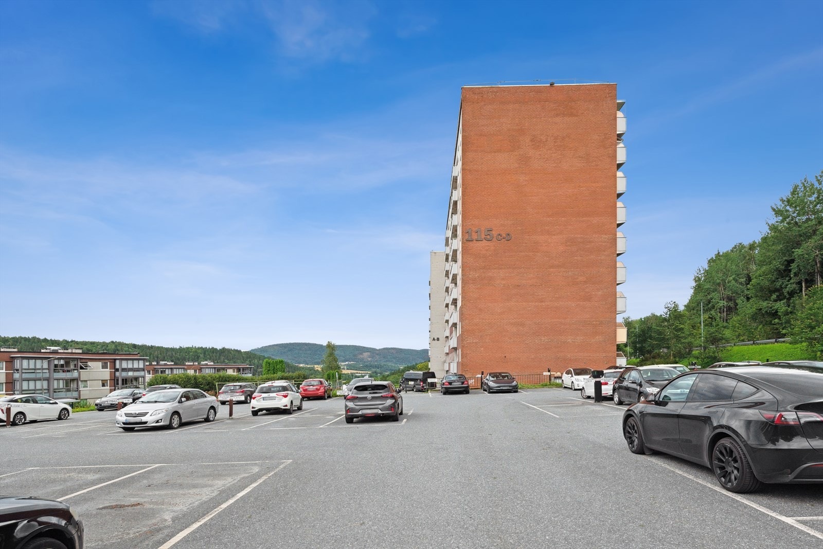 Eiendommen ligger i et veletablert boligområde på Fjell i Drammen kommune, tett på fine turmuligheter. Galleribilde