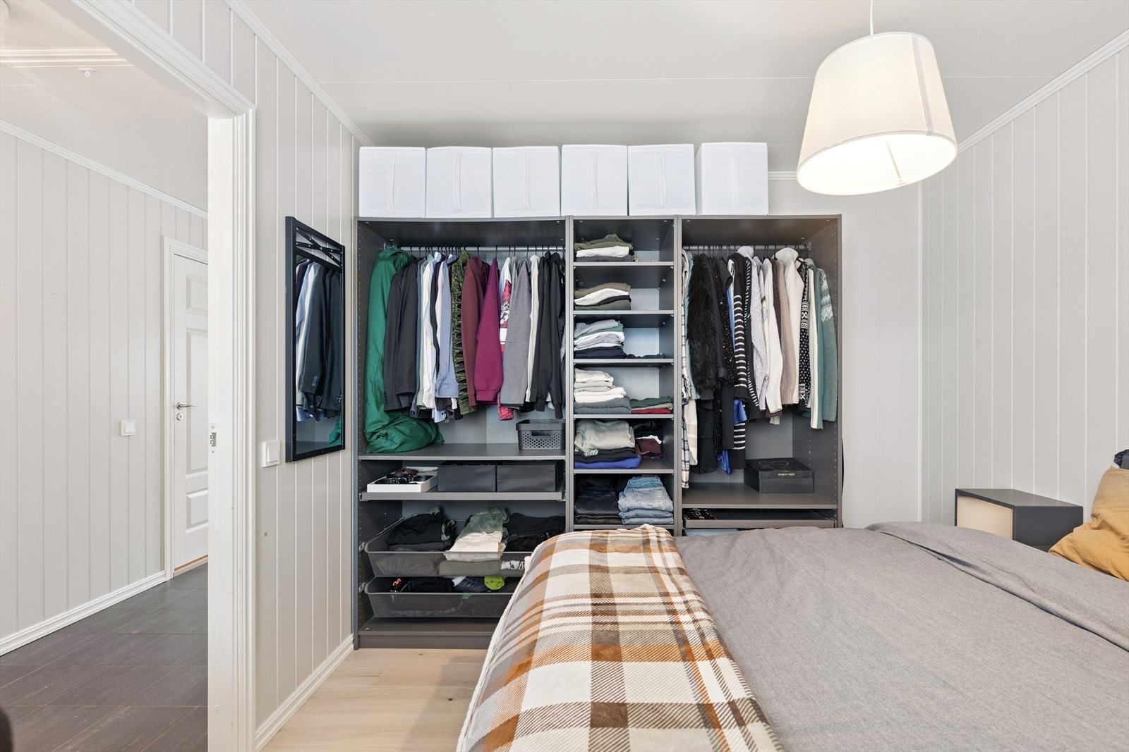 Hovedsoverommet er romslig og har god plass til dobbeltseng og oppbevaring. Galleribilde