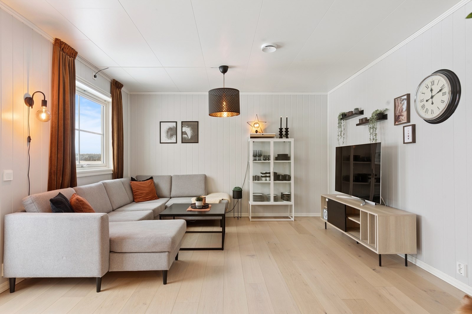 Stuen har parkett på gulv, malte panelplater på veggene. Galleribilde