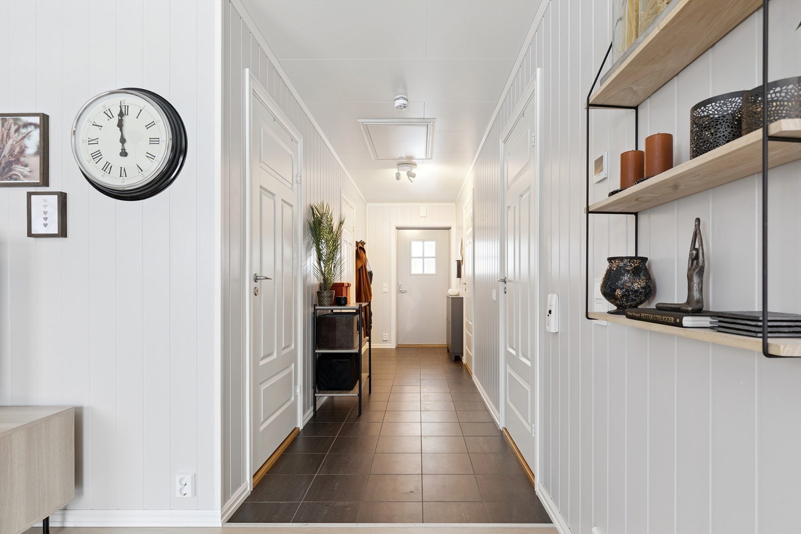 Fra gangen er det adkomst til alle rom, inkludert en praktisk innvendig bod. Galleribilde