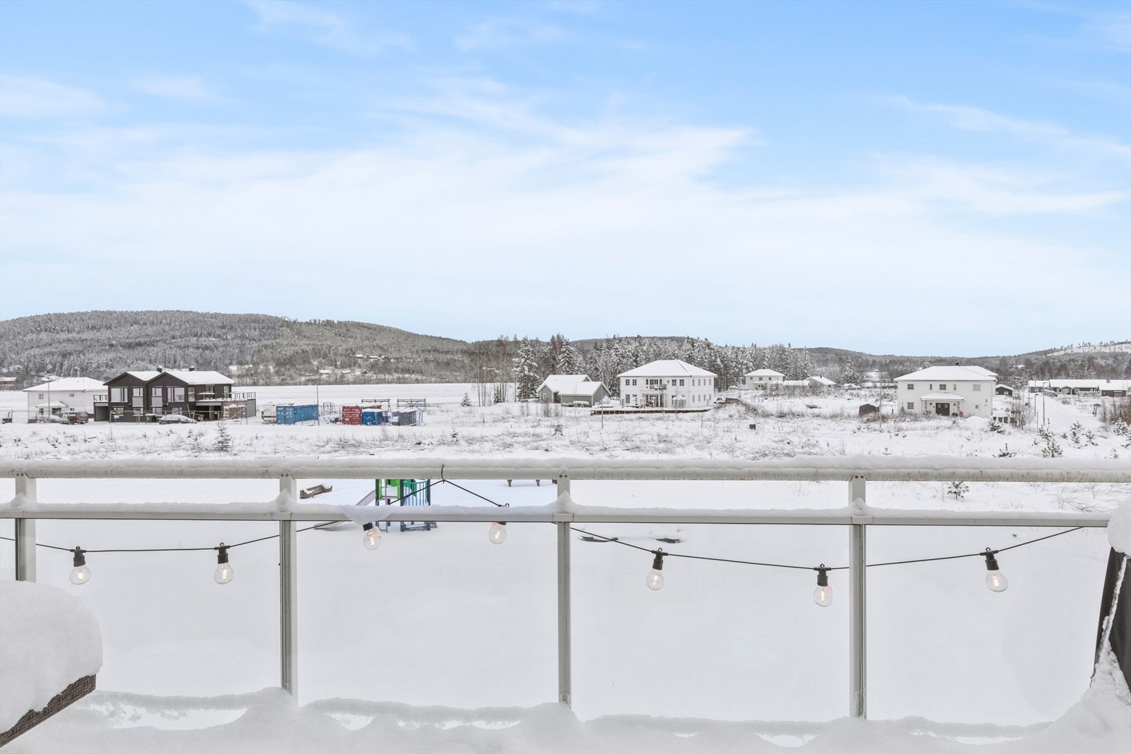 Fra den vestvendte terrassen på 10 m² er det en langstrakt utsikt over nærområdet og Glomma. Galleribilde