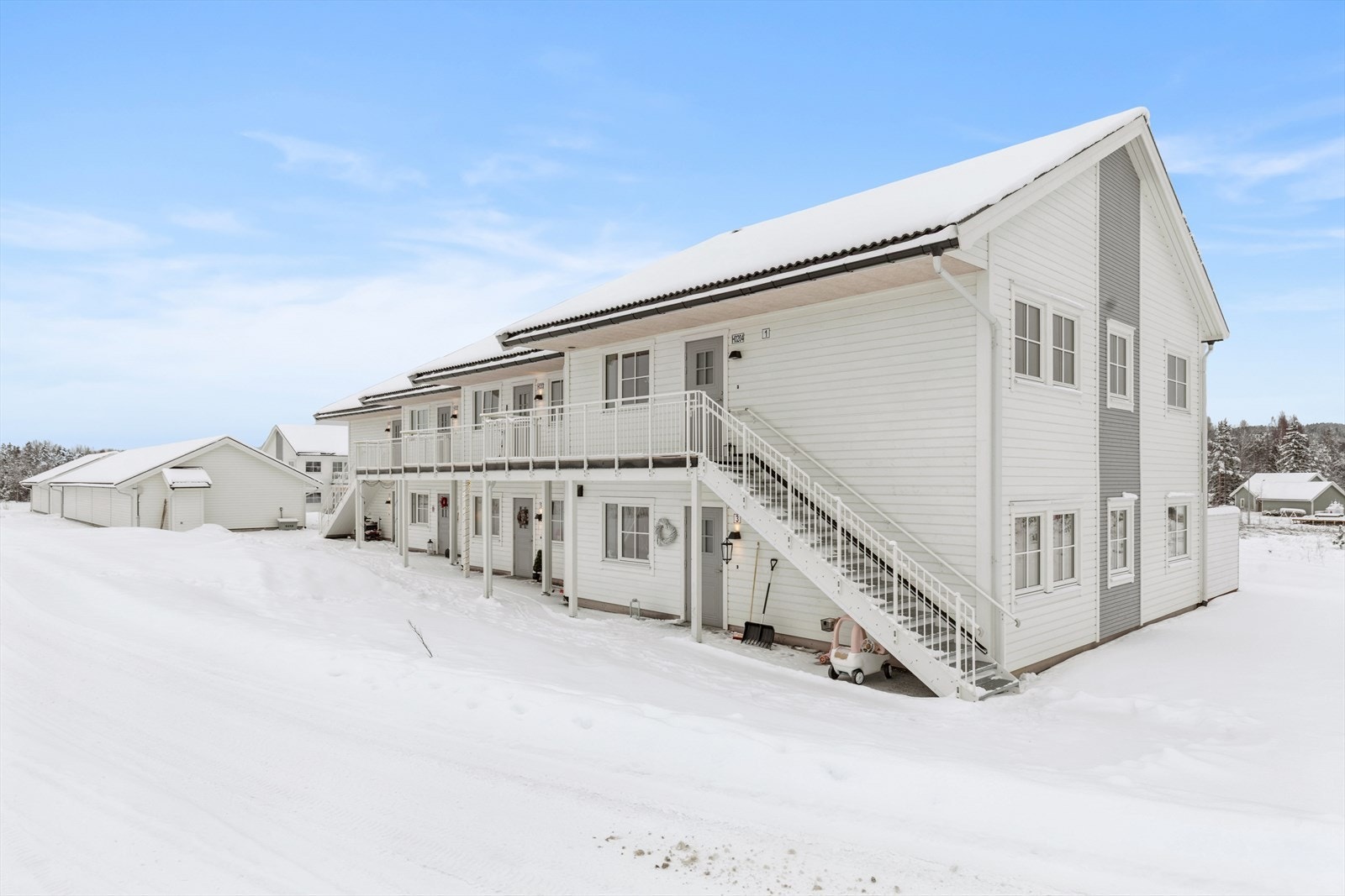 Leiligheten ligger i 2.etasje i det populære boligfeltet Bjertnestunet. Galleribilde