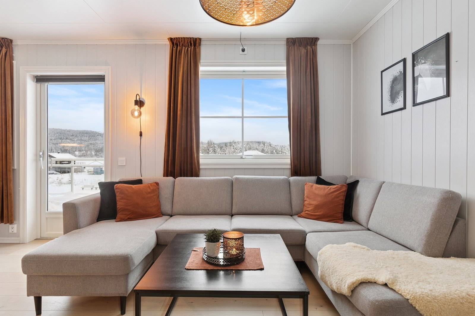 Store vindusflater og balansert ventilasjon bidrar til et sunt og behagelig inneklima. Galleribilde