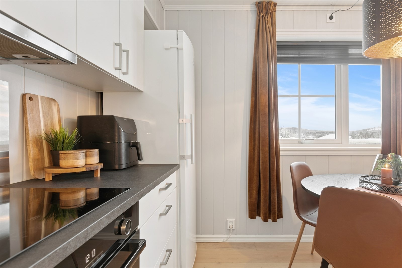 Godt med skapplass og praktisk benkeskapsbelysning over arbeidsflatene. Galleribilde