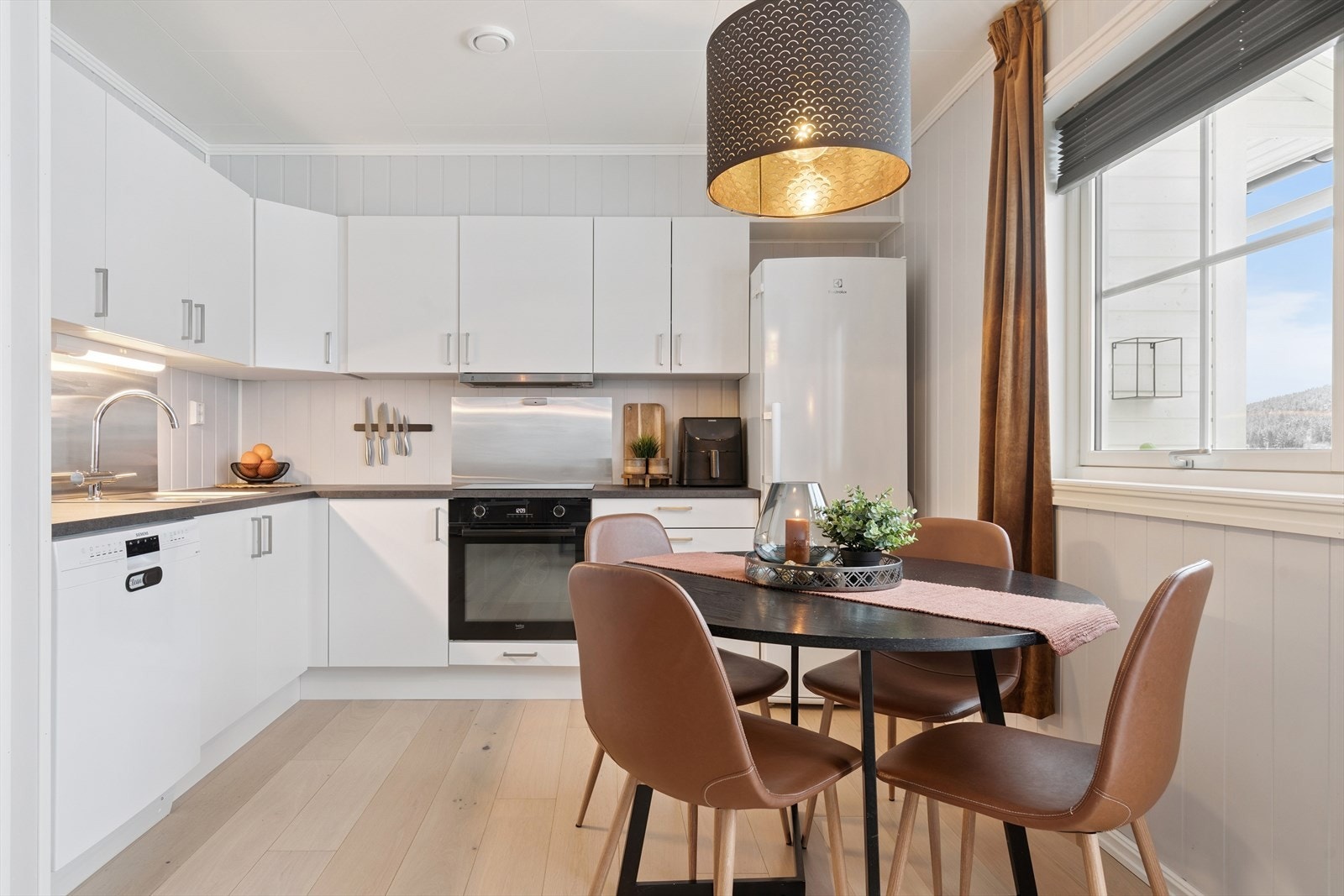 Her er det integrert stekeovn, nedfelt platetopp, oppvaskmaskin og frittstående kjøleskap. Galleribilde