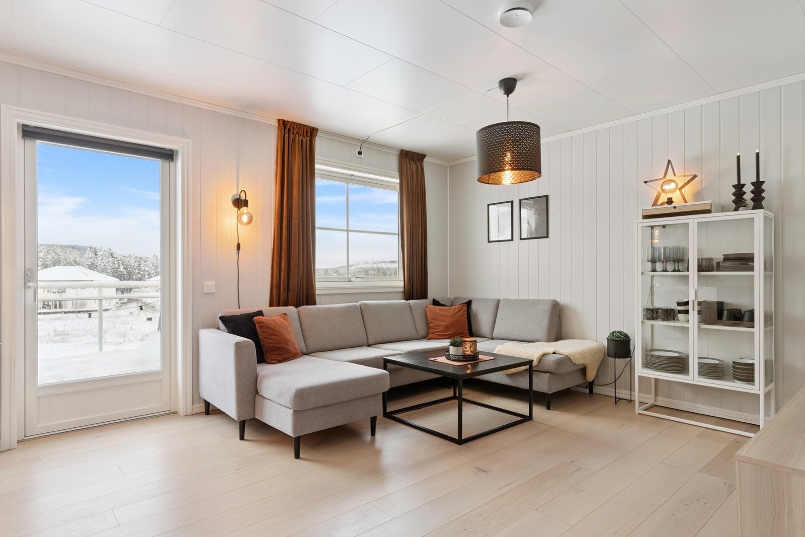 Foto EFKT V/ Bjørn Sørheim. Velkommen til Sledevegen 1! En innbydende 3-roms selveierleilighet i andre etasje. Galleribilde