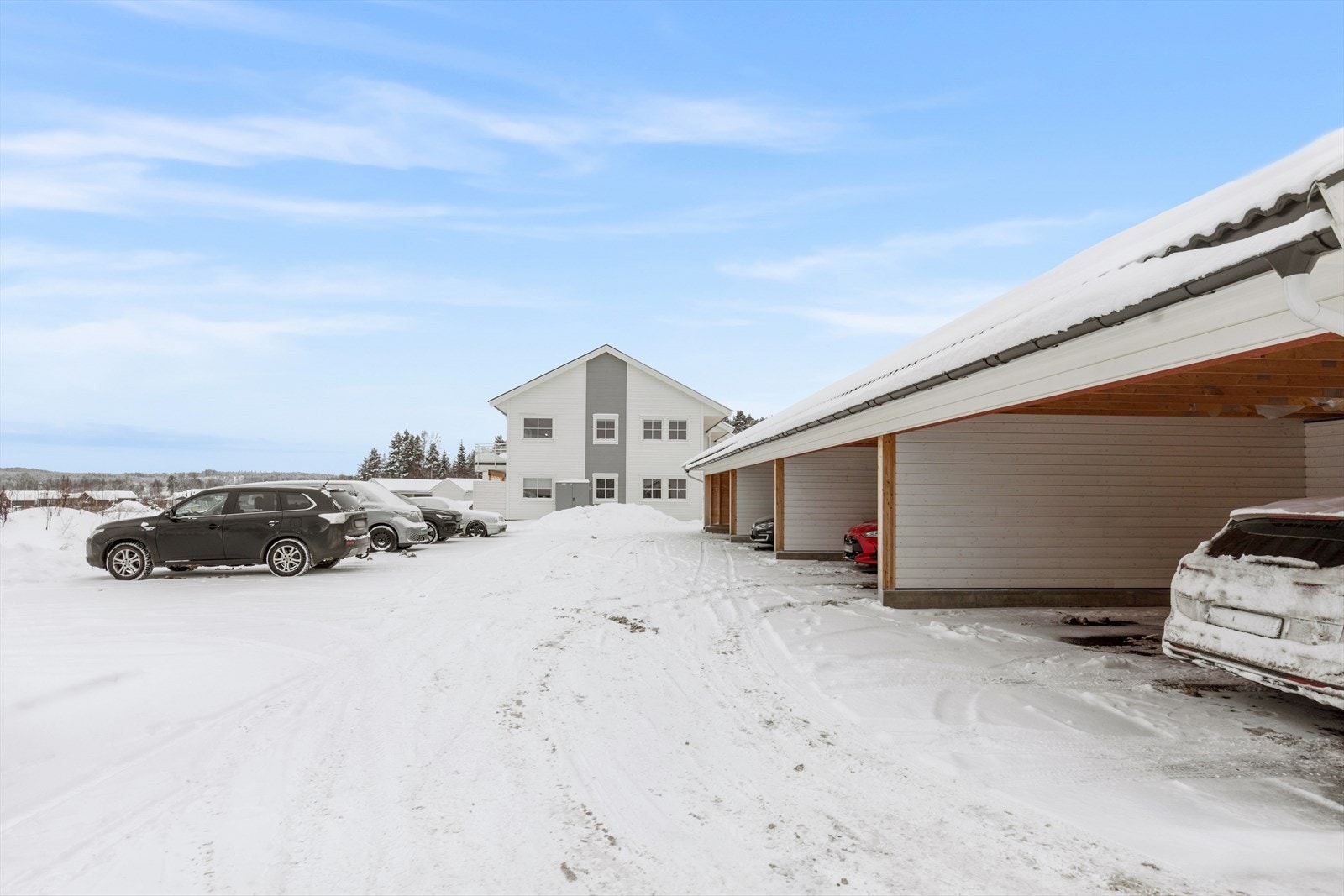 Det medfølger en fast parkeringsplass i carport med elbillader og en praktisk sportsbod på 5 m². Galleribilde