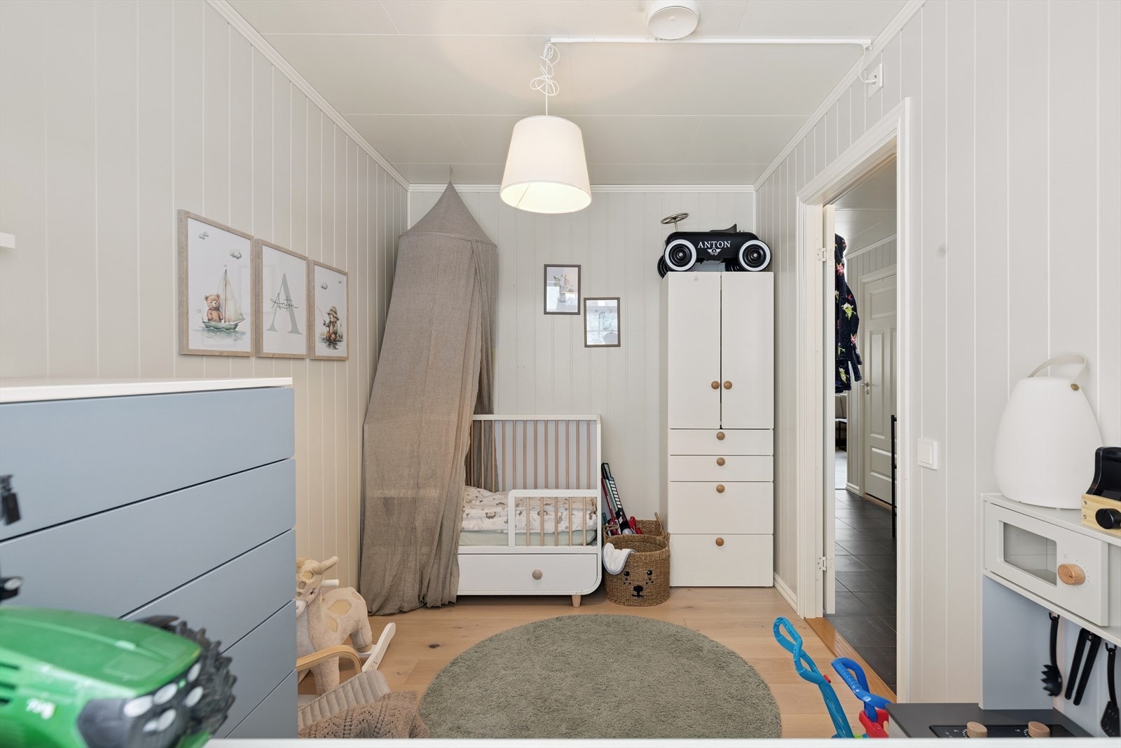 Også her er det malte panelplater på veggene, som i resten av leiligheten. Galleribilde