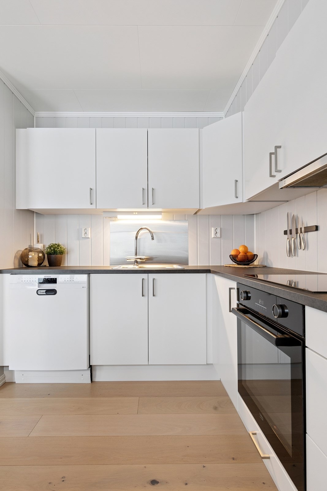 Ventilator i overskap og lekkasjestopper under kjøkkenbenken for økt trygghet. Galleribilde