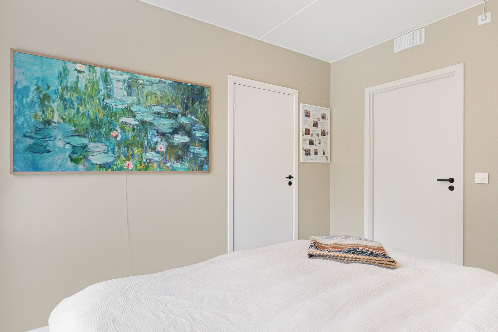 Hovedsoverommet har inngang til et praktisk walk-in-closet. Galleribilde