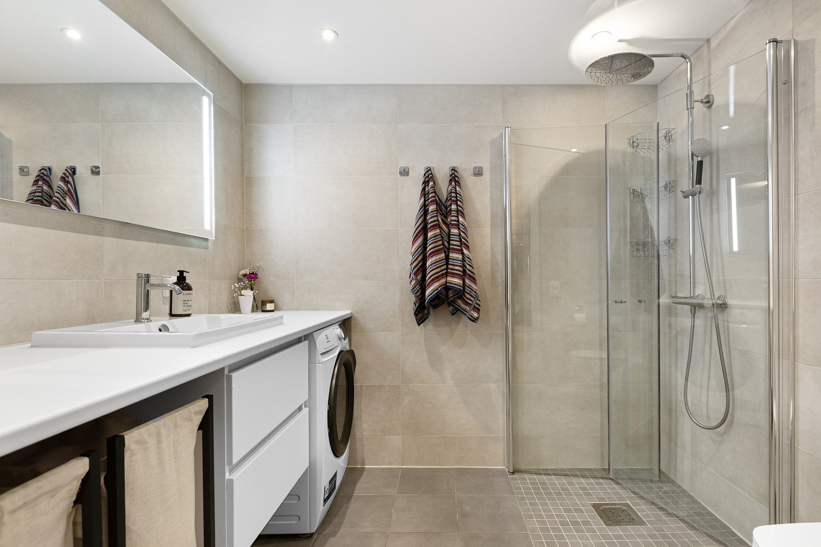 Badet er moderne og delikat, med flislagte overflater i tidløse fargetoner og vannbåren gulvvarme som gir høy komfort året rundt. Galleribilde