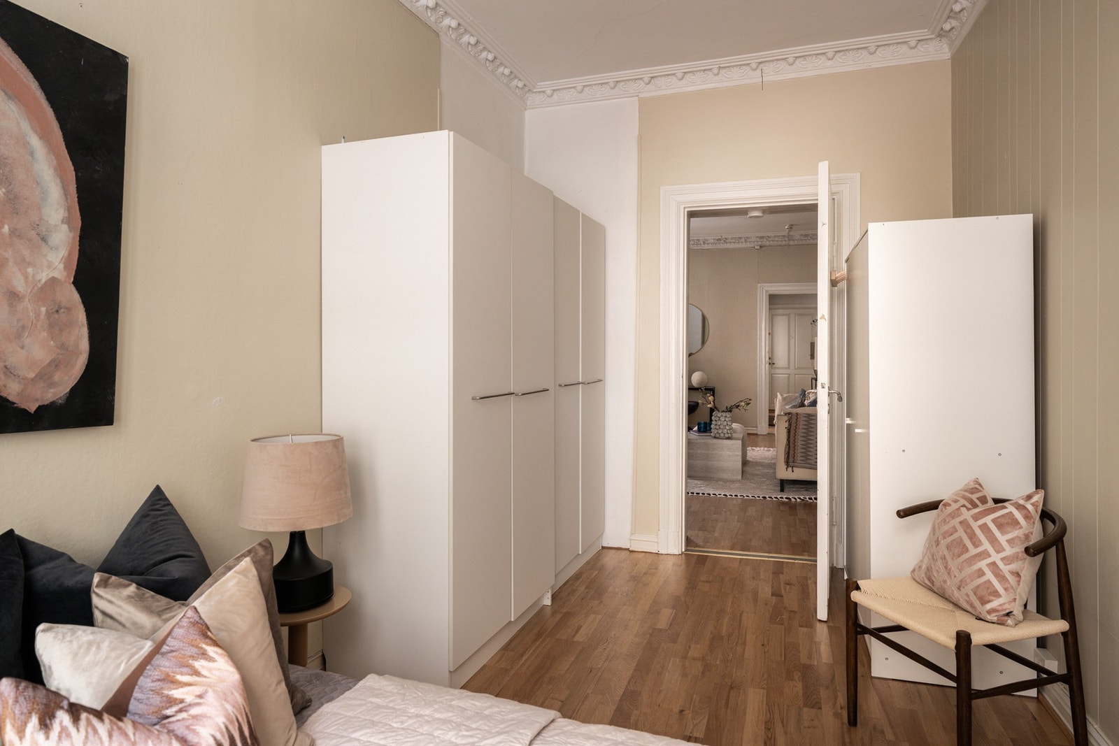 Gode oppbevaringsmuligheter i garderobeskap samt plass til ytterligere oppbevaring. Galleribilde