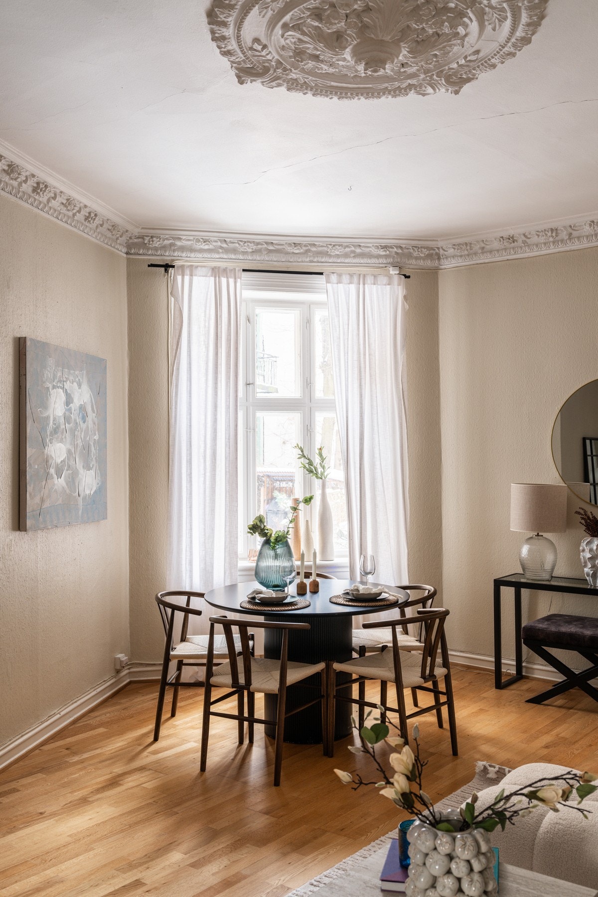 Stuen vender inn mot stille gårdsrom. Galleribilde