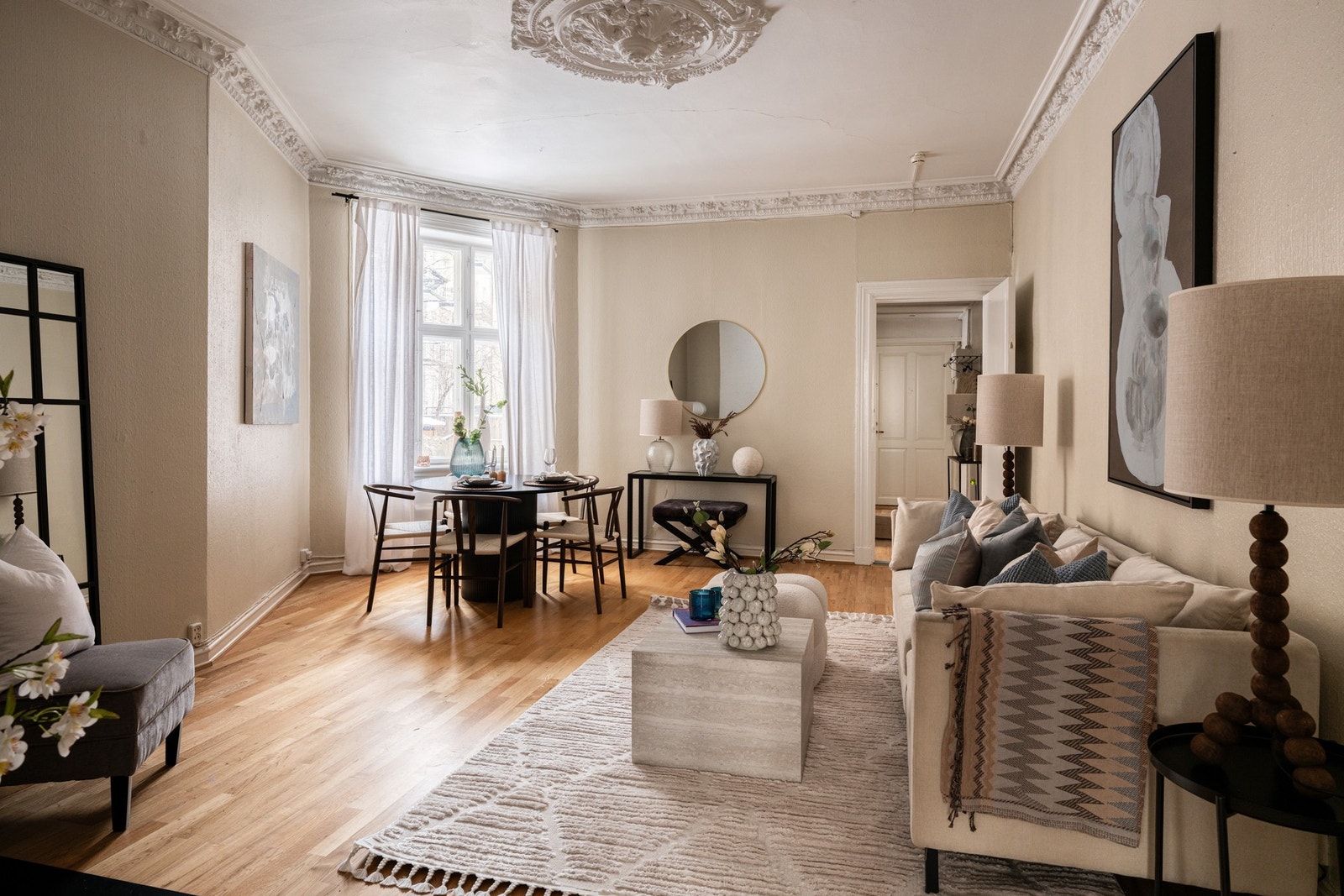 Boligen har en stor og innbydende stue med gode møbleringsmuligheter. Galleribilde