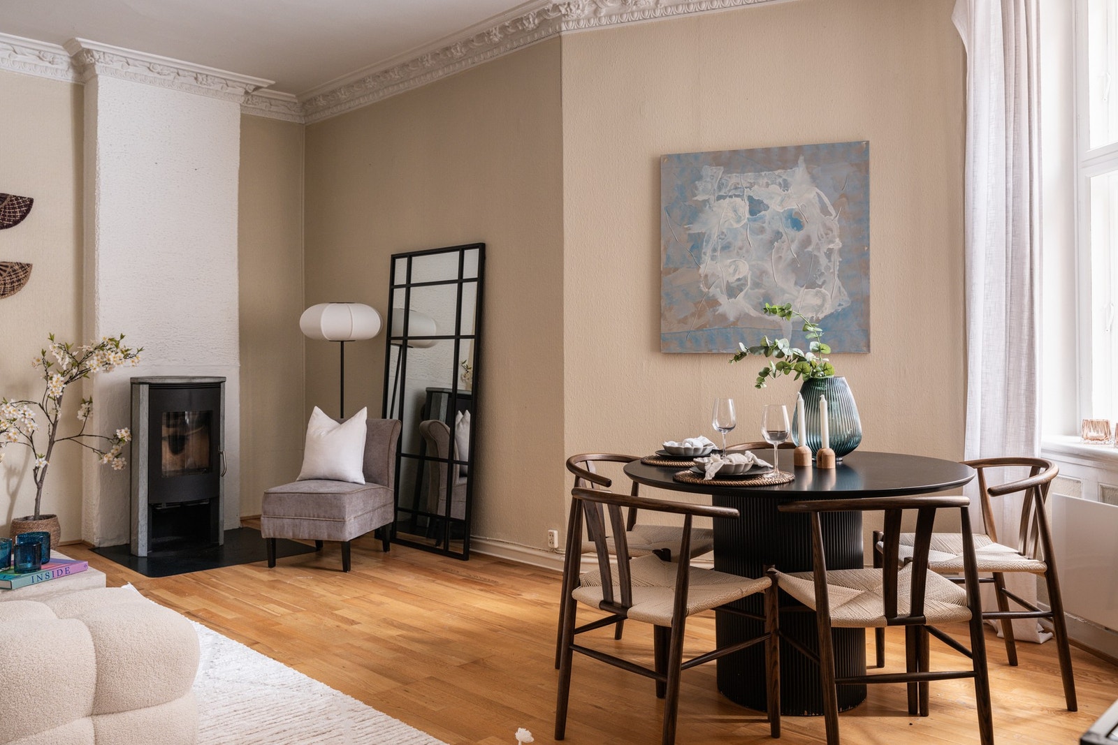 Det er god plass i stuen til både sofagruppe med tilhørende møblement og spisebordsgruppe. Galleribilde