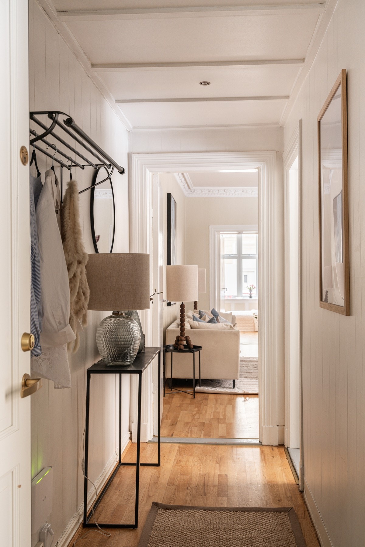 Boligen har en lys og praktisk entré med plass til oppheng av yttertøy og sko. Galleribilde